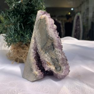 HỐC THẠCH ANH TÍM NHỎ – SMALL AMETHYST (TV390), KL: 0.756KG, KT: 11.7 x 8.9 CM