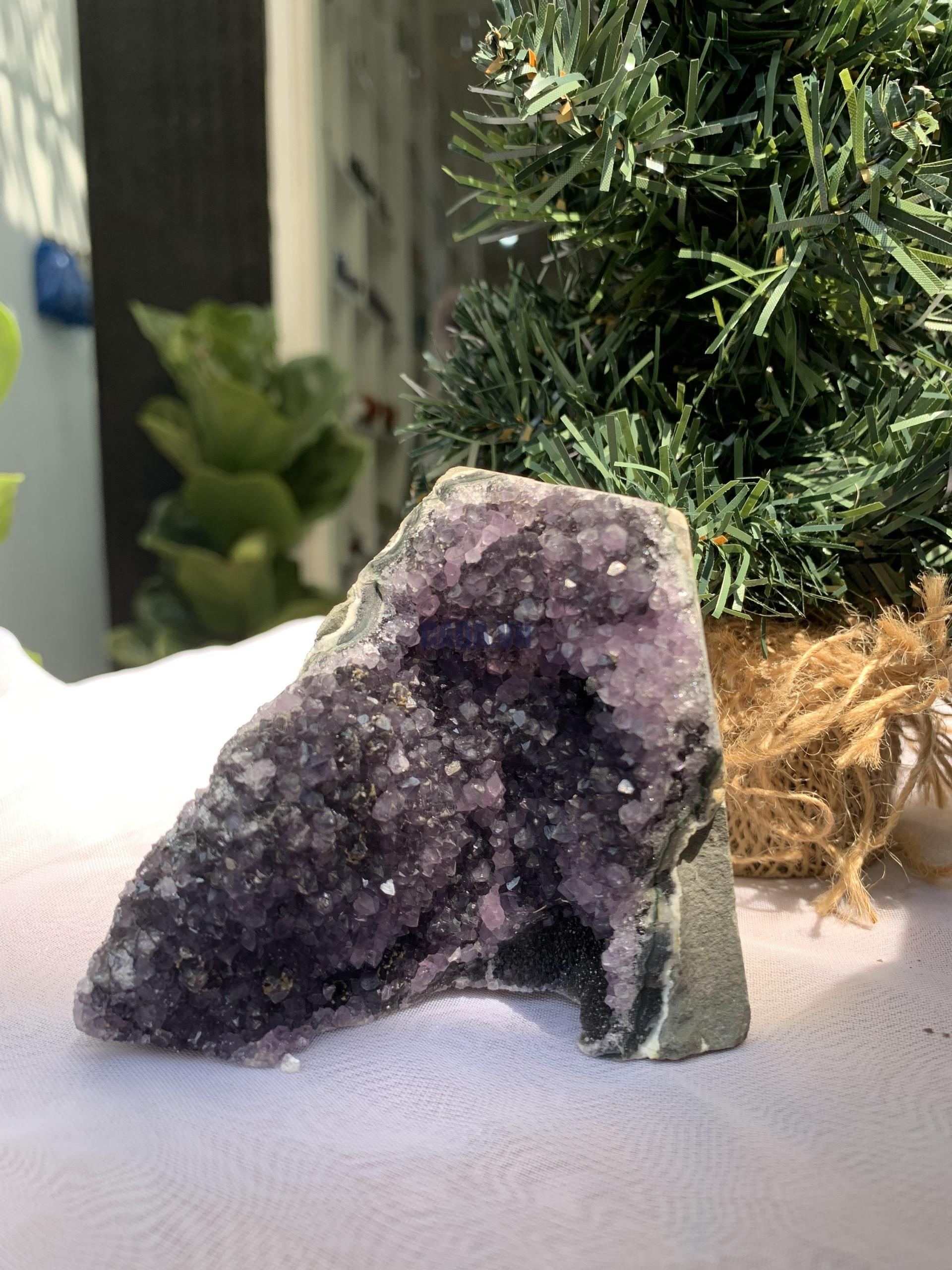 HỐC THẠCH ANH TÍM NHỎ – SMALL AMETHYST GEODE (TV251), KL: 0.748KG, KT: 12x11 CM