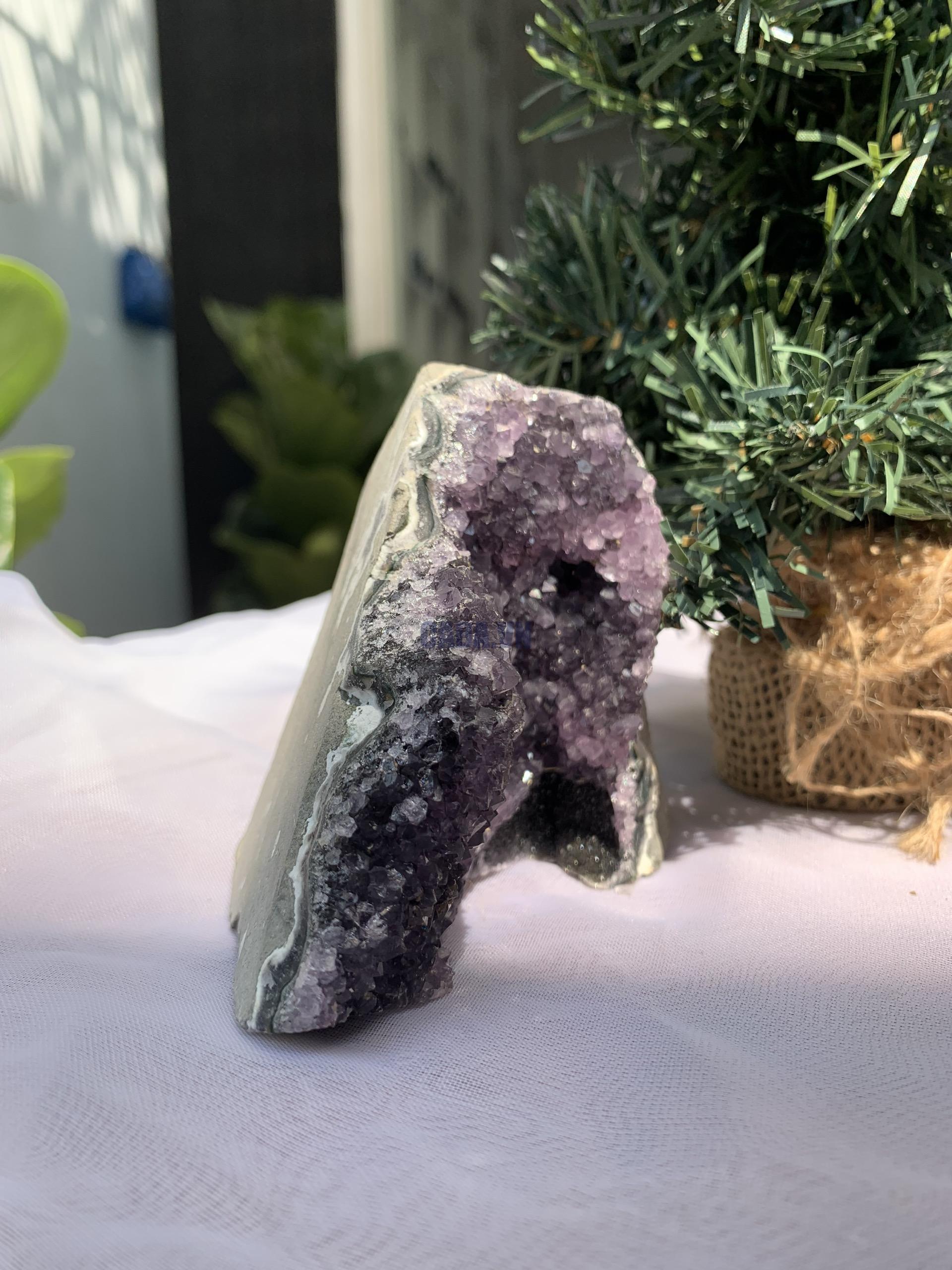 HỐC THẠCH ANH TÍM NHỎ – SMALL AMETHYST GEODE (TV251), KL: 0.748KG, KT: 12x11 CM