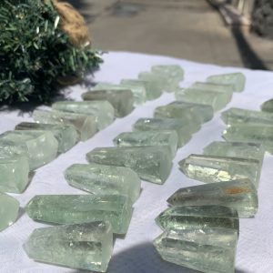 Trụ đá Green Quartz - Prasiolite Point | Đá thanh tẩy , tarot | CADA DECOR
