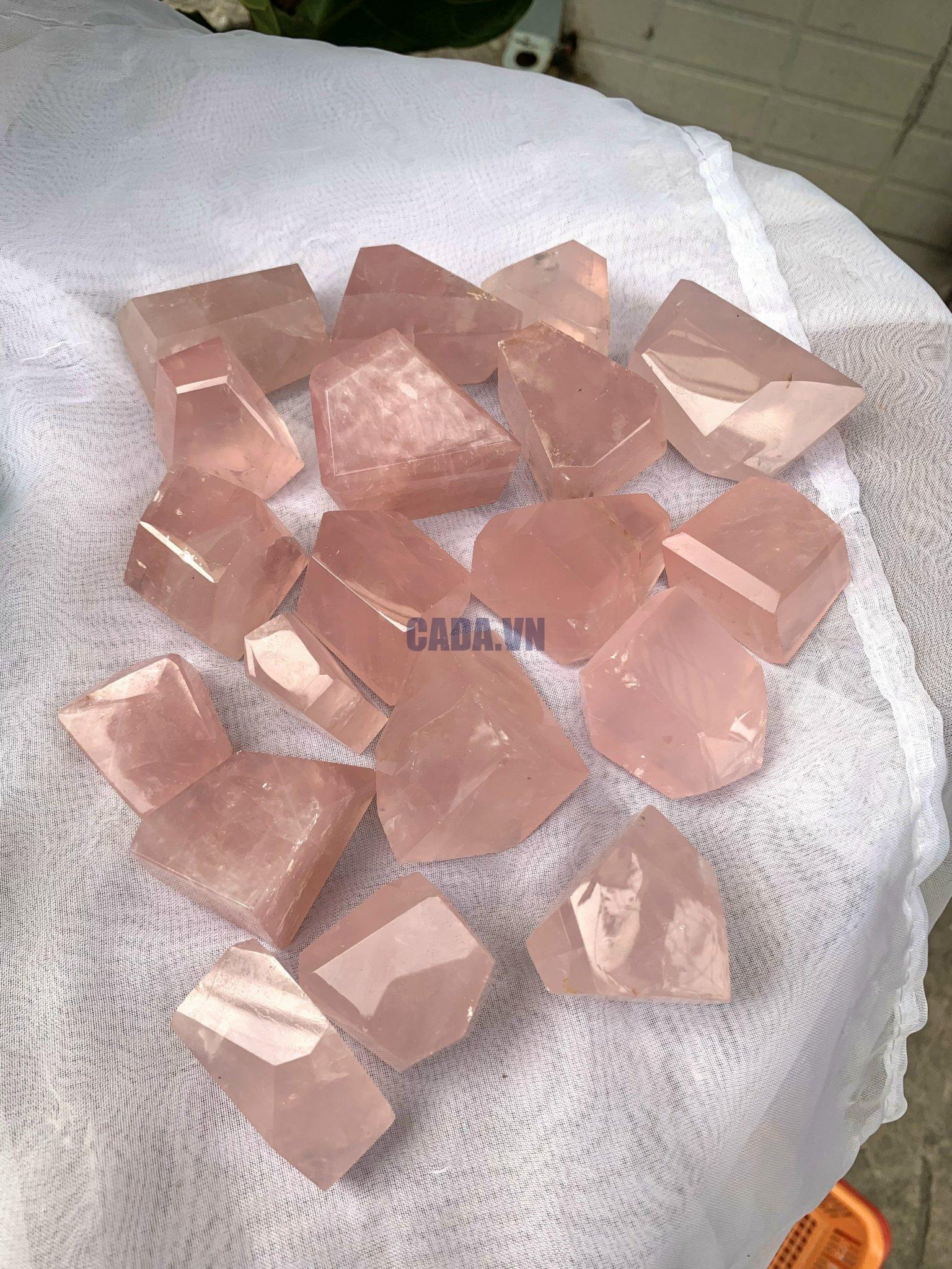 Freeform Rose Quartz - Thạch anh hồng nhiều dáng - Đá sưu tầm, thanh tẩy, tarot | CADA.VN