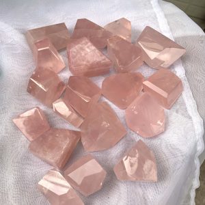 Freeform Rose Quartz - Thạch anh hồng nhiều dáng - Đá sưu tầm, thanh tẩy, tarot | CADA.VN
