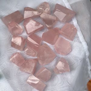 Freeform Rose Quartz - Thạch anh hồng nhiều dáng - Đá sưu tầm, thanh tẩy, tarot | CADA.VN