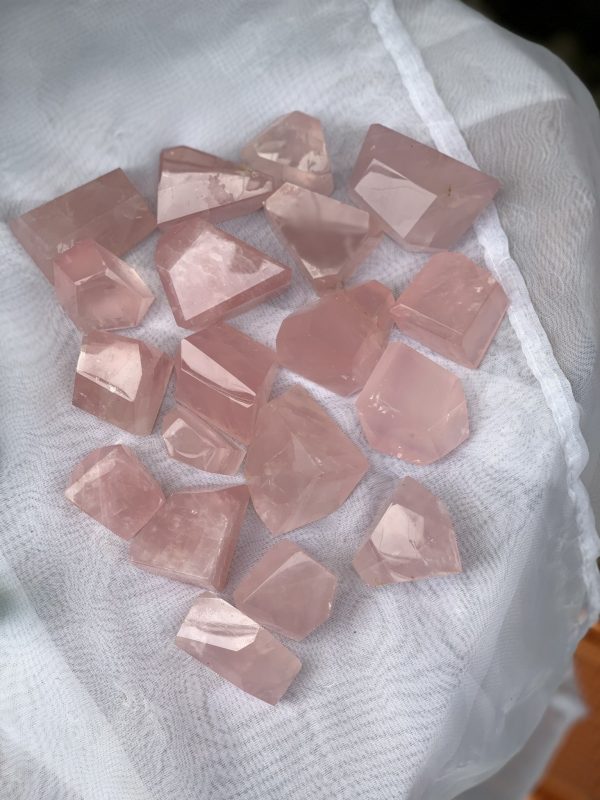 Freeform Rose Quartz - Thạch anh hồng nhiều dáng - Đá sưu tầm, thanh tẩy, tarot | CADA.VN