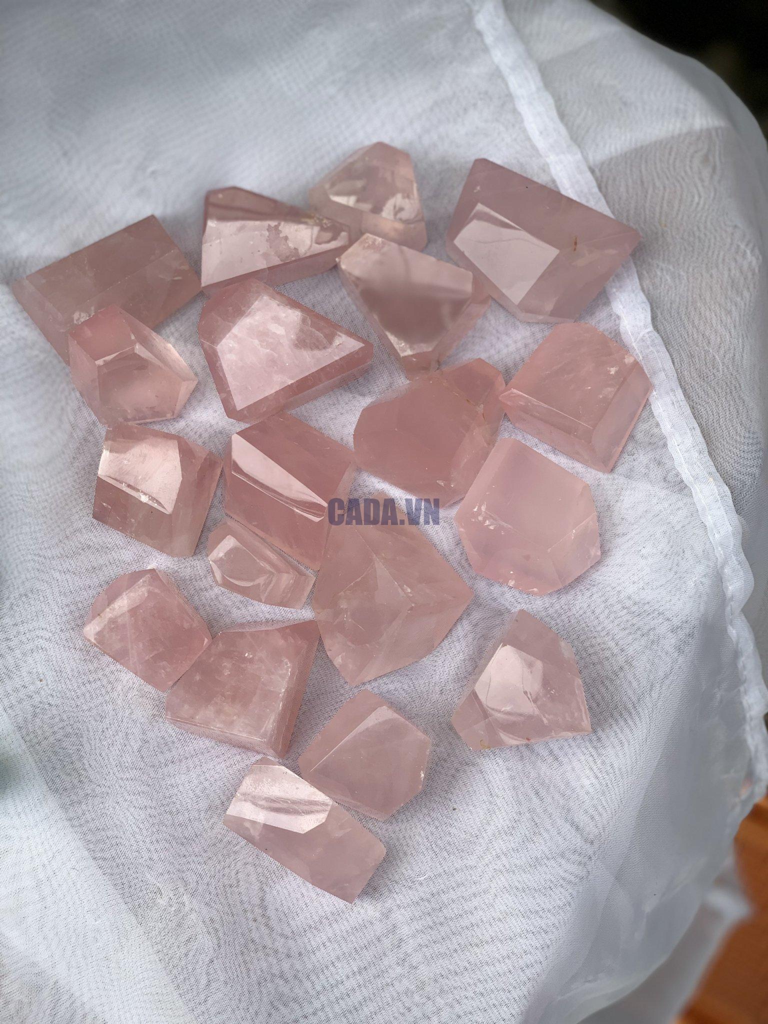 Freeform Rose Quartz - Thạch anh hồng nhiều dáng - Đá sưu tầm, thanh tẩy, tarot | CADA.VN