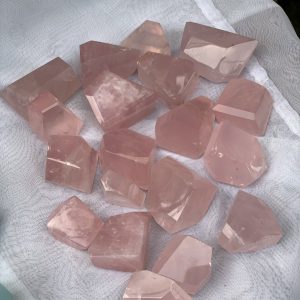 Freeform Rose Quartz - Thạch anh hồng nhiều dáng - Đá sưu tầm, thanh tẩy, tarot | CADA.VN