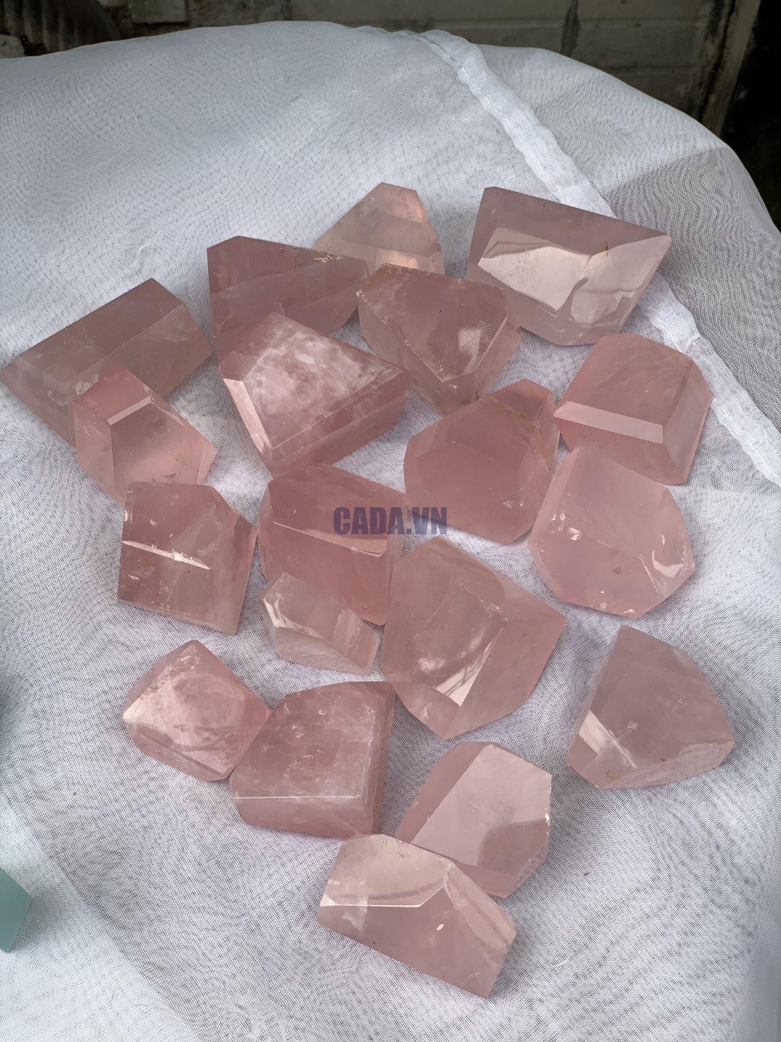 Freeform Rose Quartz - Thạch anh hồng nhiều dáng - Đá sưu tầm, thanh tẩy, tarot | CADA.VN