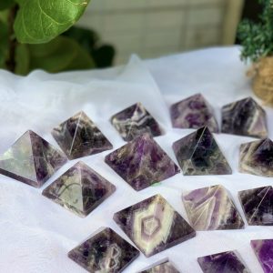 Amethyst pyramid- Kim tự tháp thạch anh tím - Đá sưu tầm, thanh tẩy, thiền định, tarot | CADA.VN