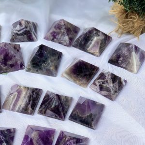 Amethyst pyramid- Kim tự tháp thạch anh tím - Đá sưu tầm, thanh tẩy, thiền định, tarot | CADA.VN