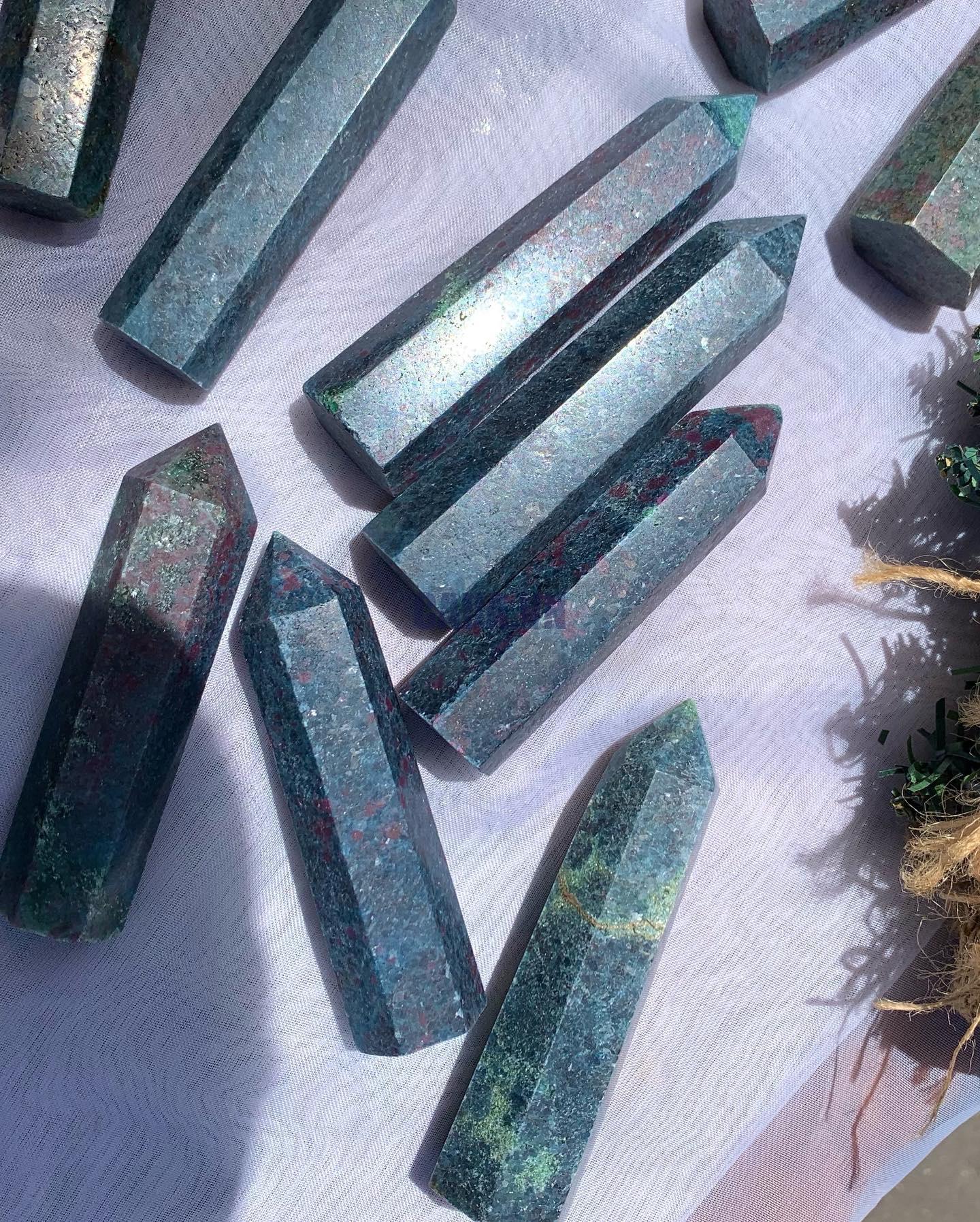 Ruby in Fuchsite |Trụ đá ruby | Đá thanh tẩy, đá sưu tầm, đá tarot | CADAVN