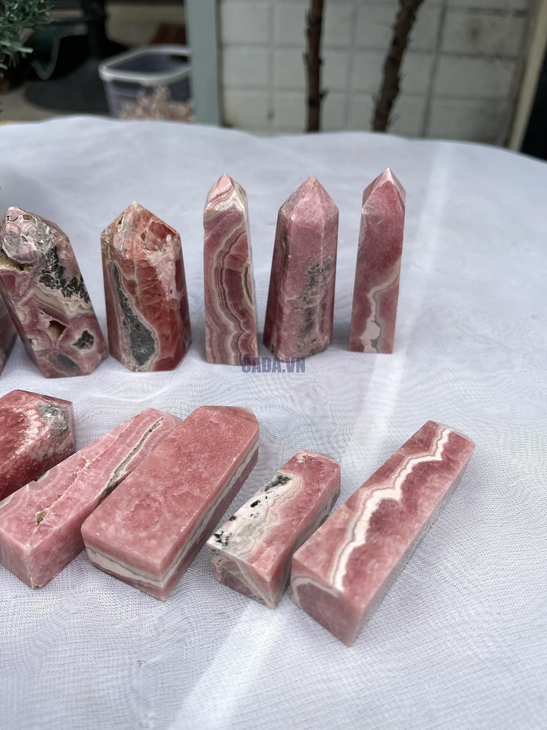 Trụ đá đào hoa - Rhodochrosite Point | Trụ đá thanh tẩy, Tarot, Healing, sưu tầm