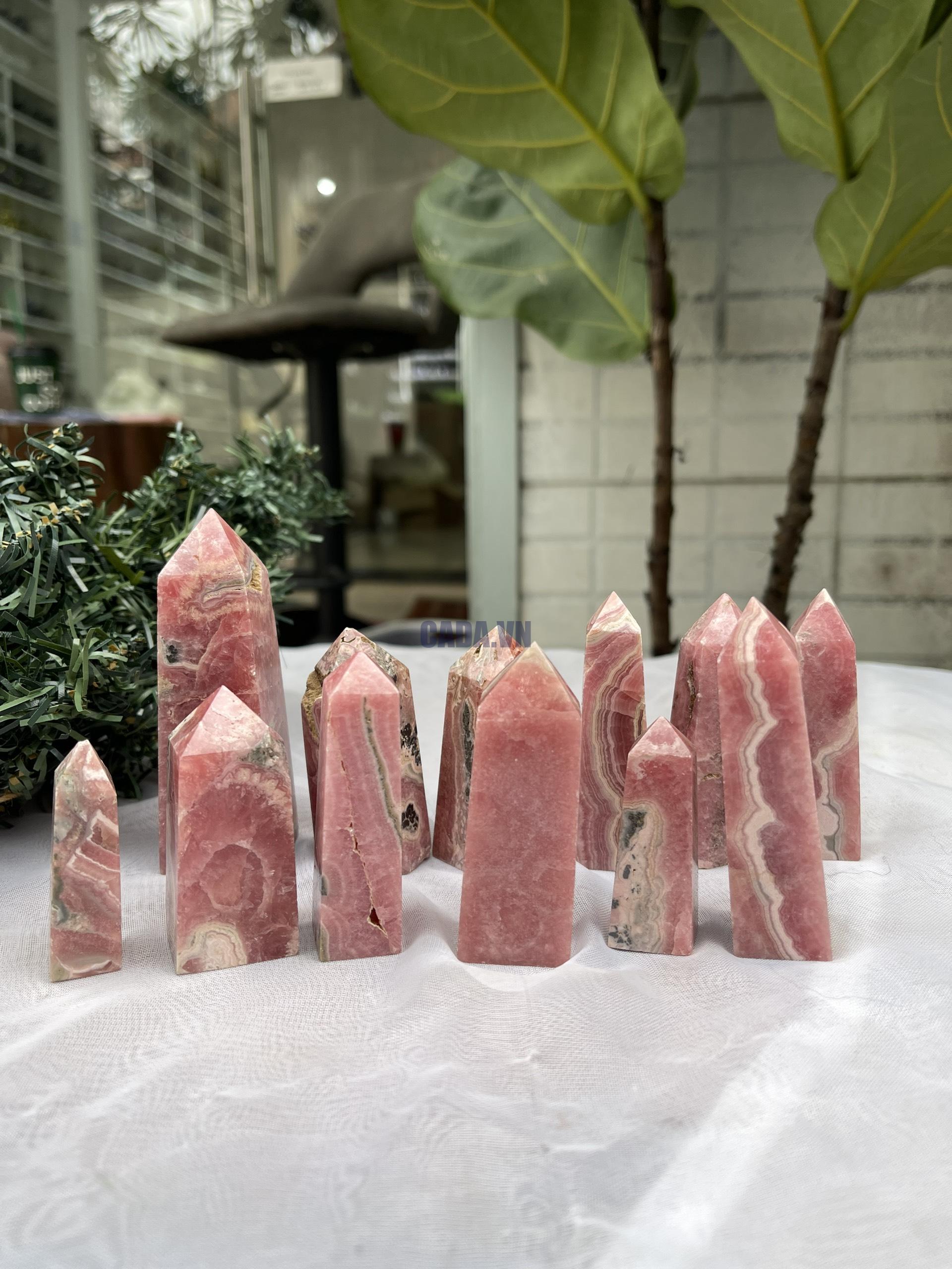 Trụ đá đào hoa - Rhodochrosite Point | Trụ đá thanh tẩy, Tarot, Healing, sưu tầm