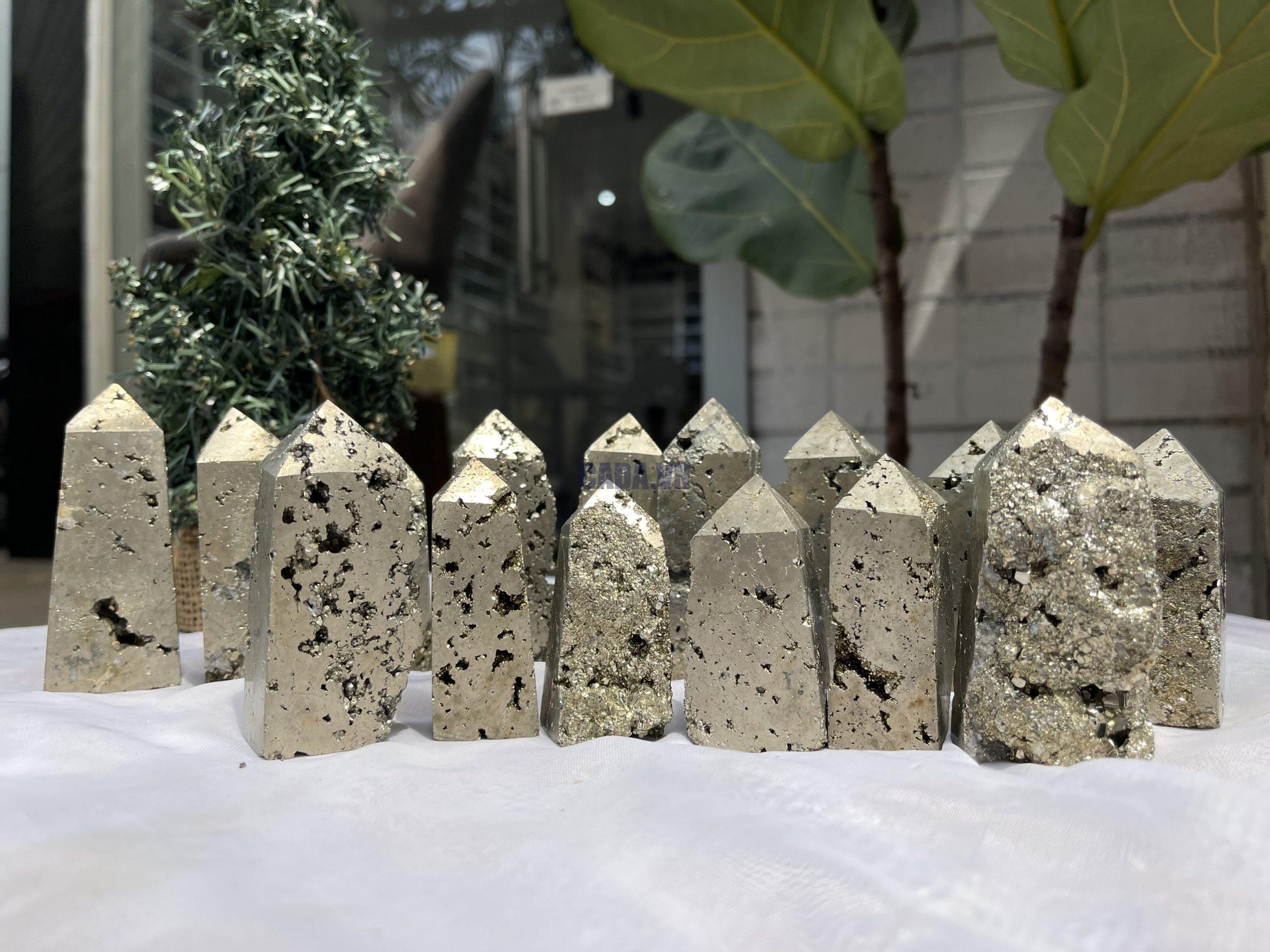 Pyrite Point , trụ đá vàng găm