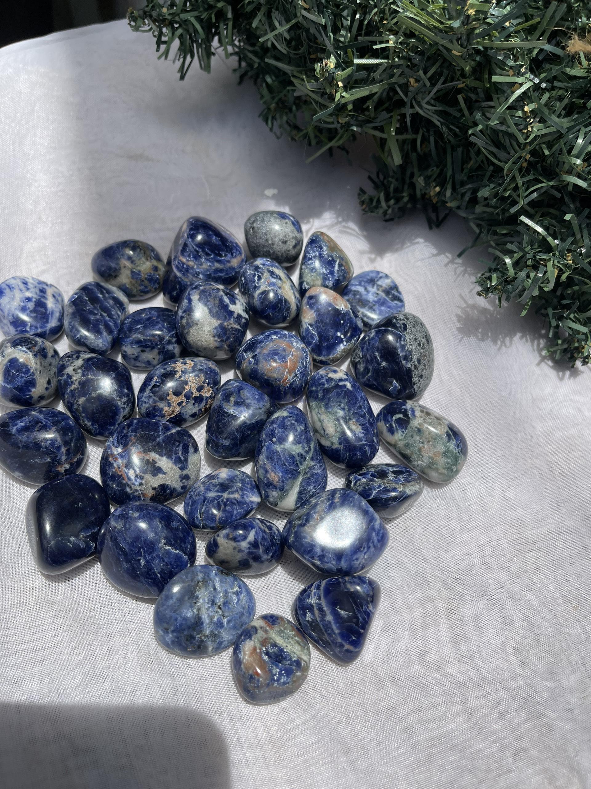 Tumble Sodalite | CADA DECOR Sodalite sẽ giúp cho chúng ta có được sự tập trung và lòng can đảm. Năng lượng của đá Sodalite rất mạnh và có nhiều ảnh hưởng tích cực tới người sử dụng. Giúp cho người sử dụng cảm thấy tự tin hơn từ đó sức mạnh tinh thần cũng được dâng cao.