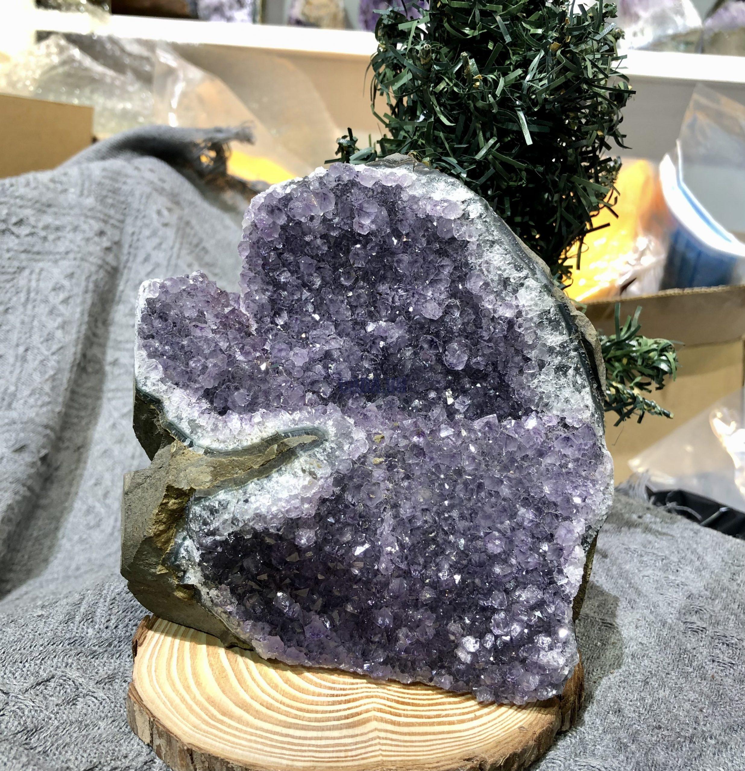 HỐC THẠCH ANH TÍM NHỎ – SMALL AMETHYST (TV404), KL: 1,415KG, KT: 12,3*10 CM