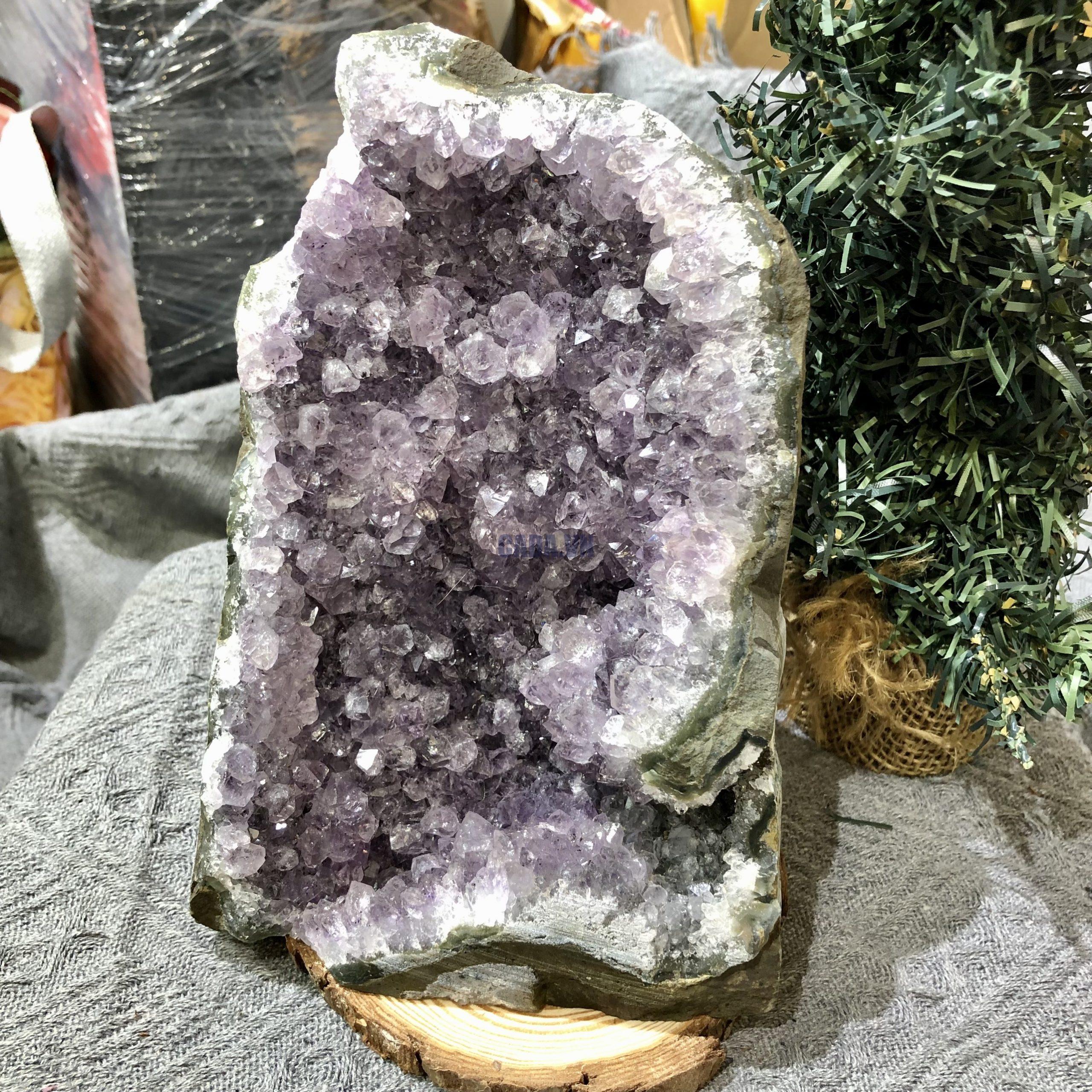 HỐC THẠCH ANH TÍM NHỎ – SMALL AMETHYST (TV400), KL: 2,513KG, KT: 17*13 CM