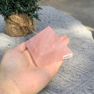 KIM TỰ THÁP ĐÁ THẠCH ANH HỒNG (KTT13) KT: 5,2*6,4 CM - KL: 0,235 KG 