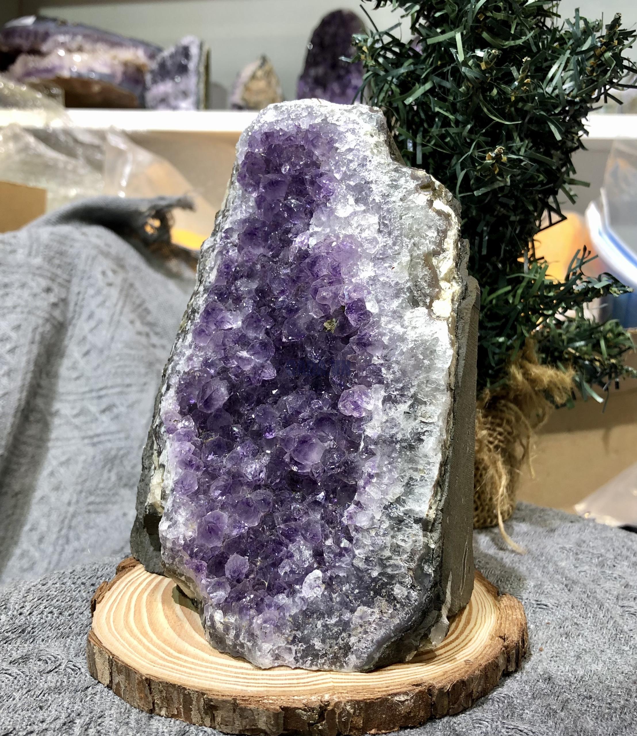 HỐC THẠCH ANH TÍM NHỎ – SMALL AMETHYST (TV402), KL: 1,416KG, KT: 14*10 CM