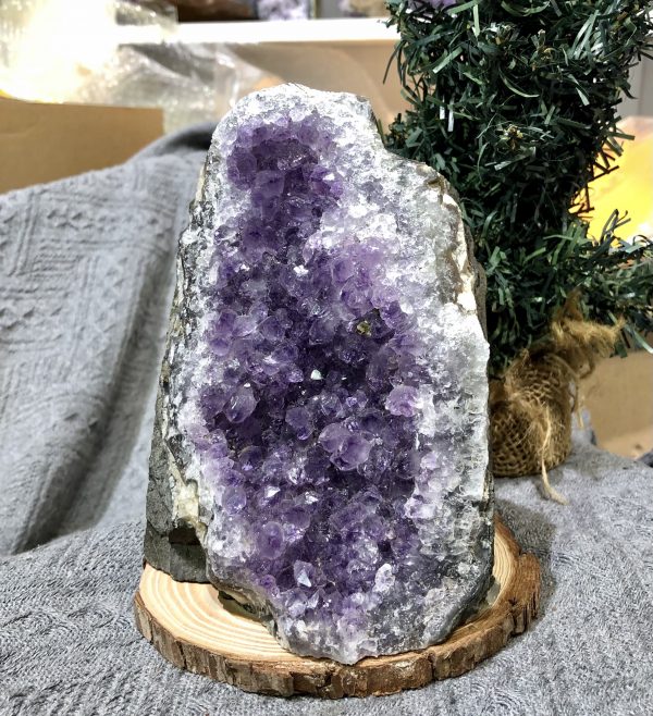 HỐC THẠCH ANH TÍM NHỎ – SMALL AMETHYST (TV402), KL: 1,416KG, KT: 14*10 CM