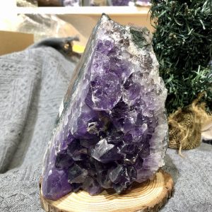 HỐC THẠCH ANH TÍM NHỎ – SMALL AMETHYST (TV403), KL: 1,897KG, KT: 15,2*10,2 CM