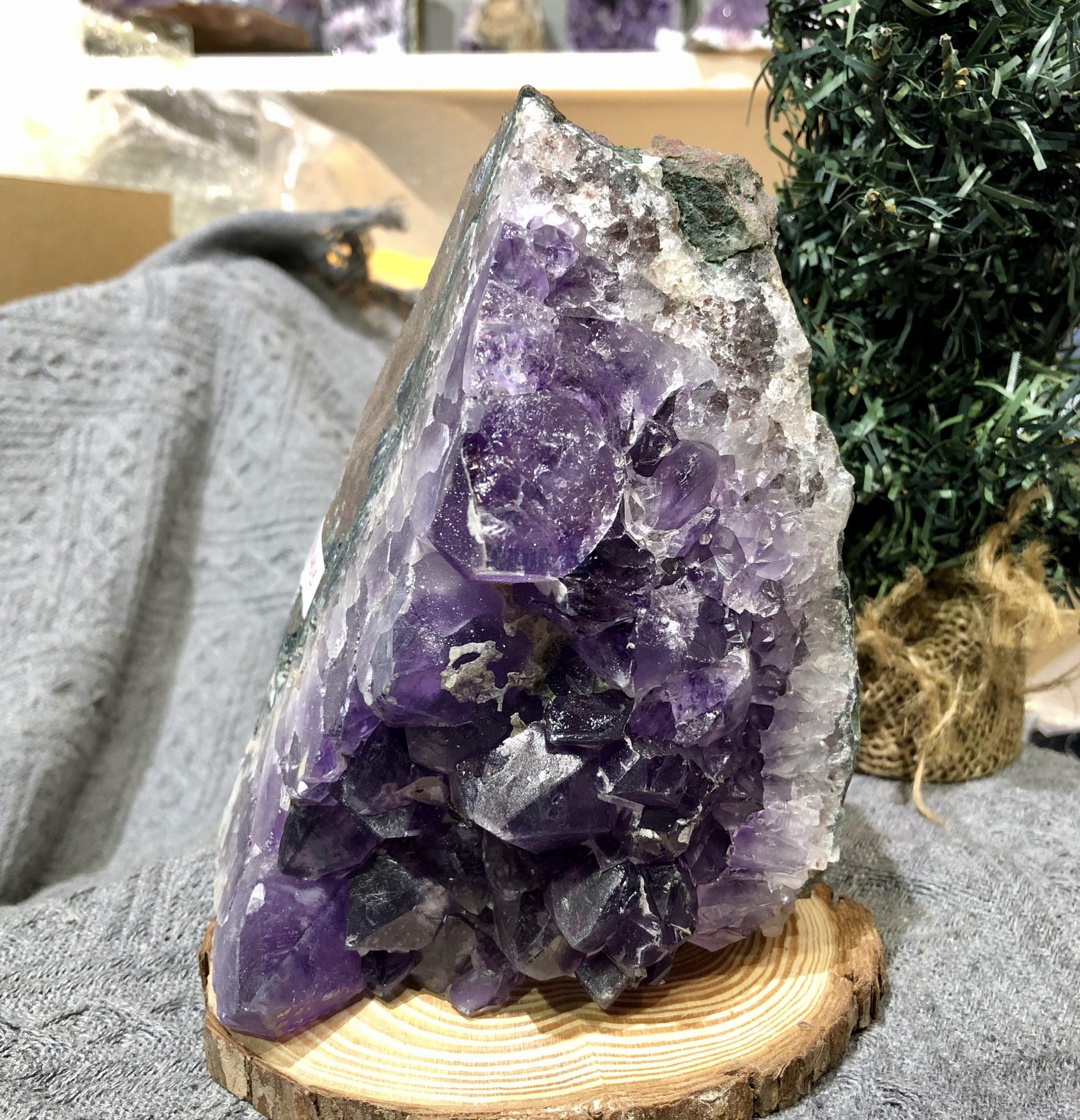 HỐC THẠCH ANH TÍM NHỎ – SMALL AMETHYST (TV403), KL: 1,897KG, KT: 15,2*10,2 CM