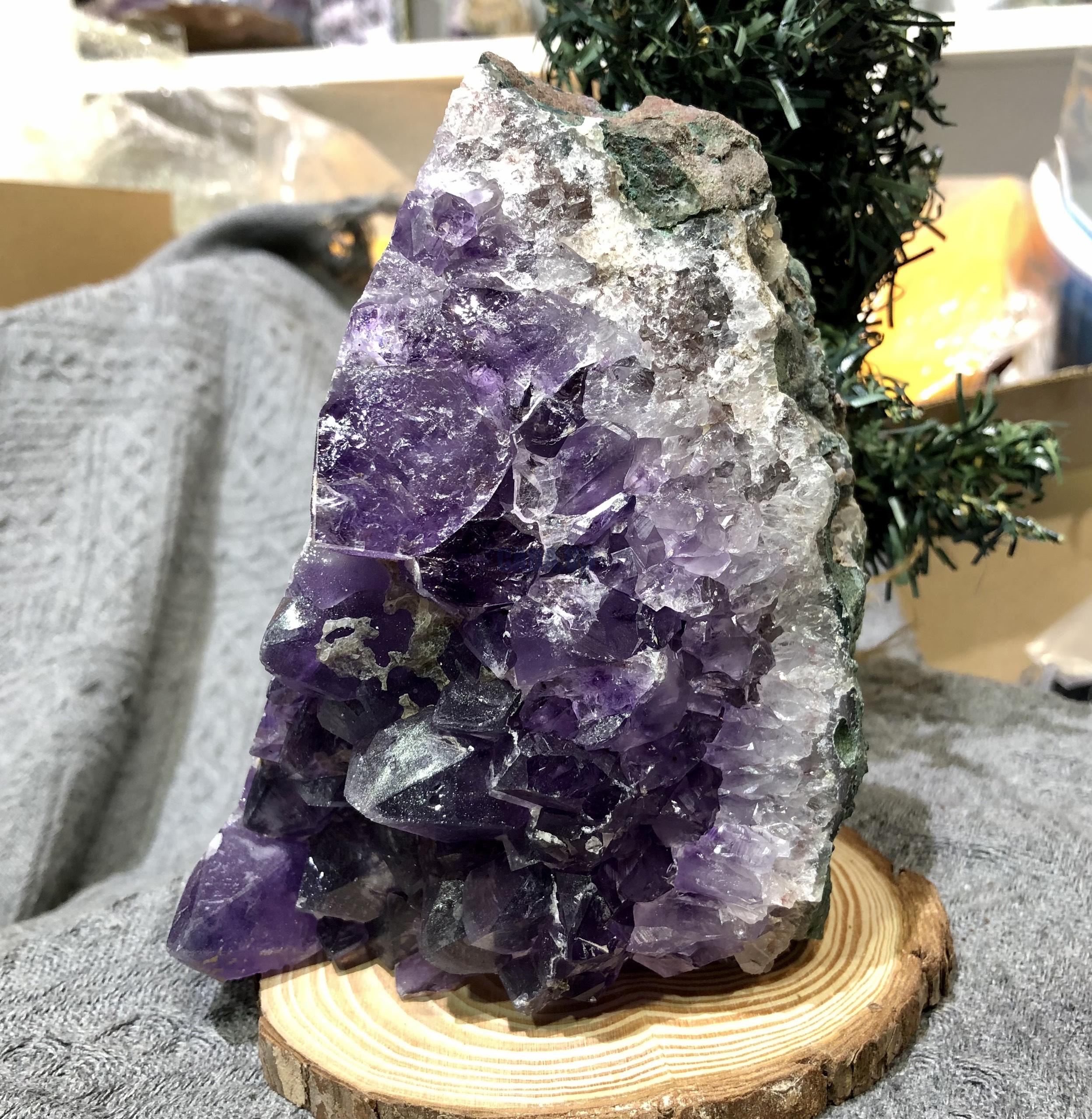 HỐC THẠCH ANH TÍM NHỎ – SMALL AMETHYST (TV403), KL: 1,897KG, KT: 15,2*10,2 CM