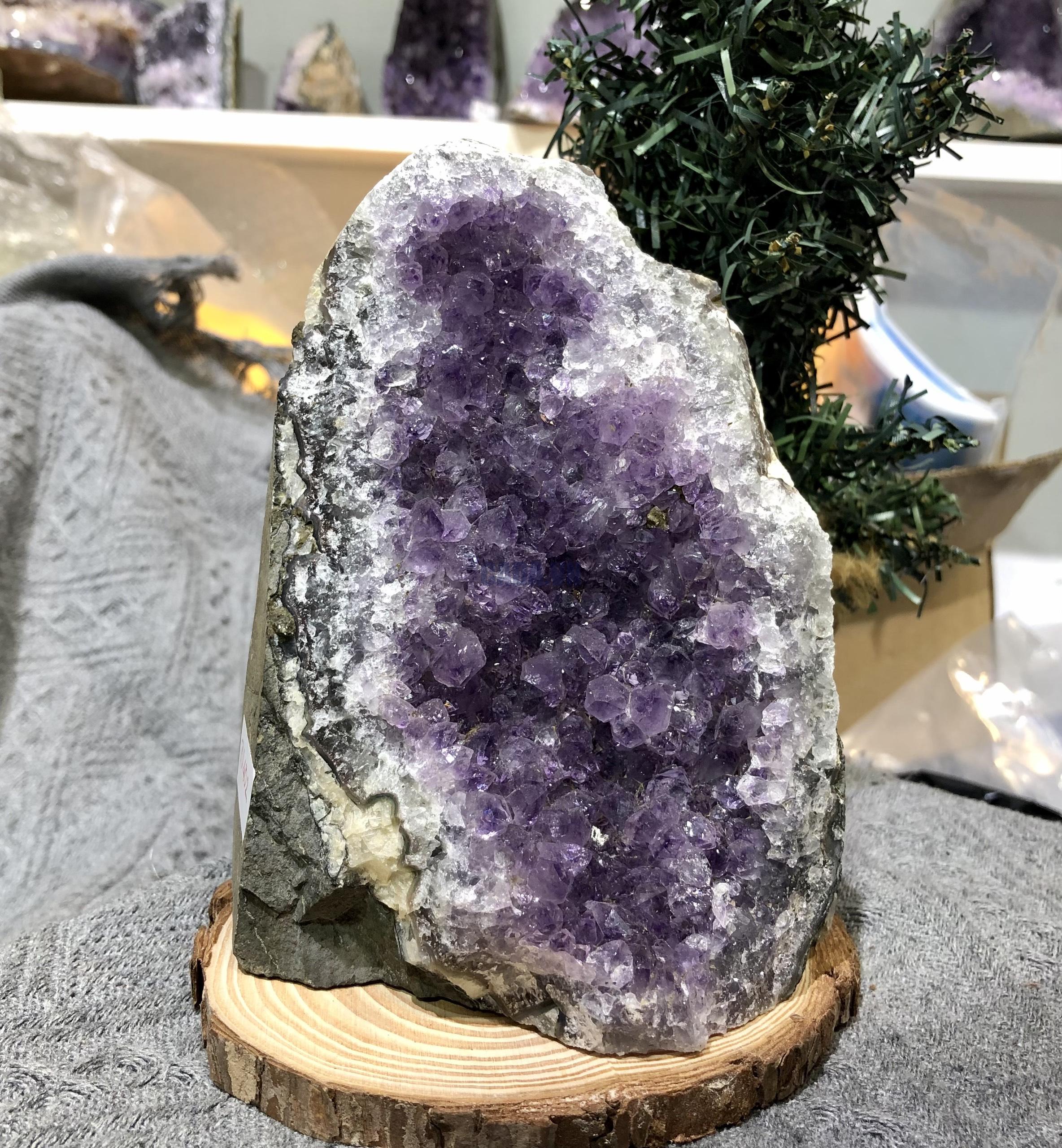 HỐC THẠCH ANH TÍM NHỎ – SMALL AMETHYST (TV402), KL: 1,416KG, KT: 14*10 CM