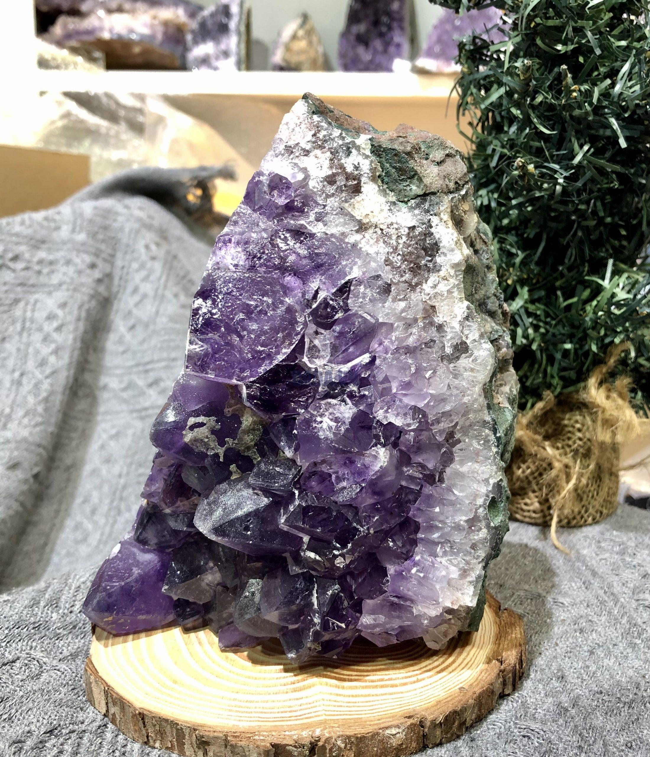 HỐC THẠCH ANH TÍM NHỎ – SMALL AMETHYST (TV403), KL: 1,897KG, KT: 15,2*10,2 CM