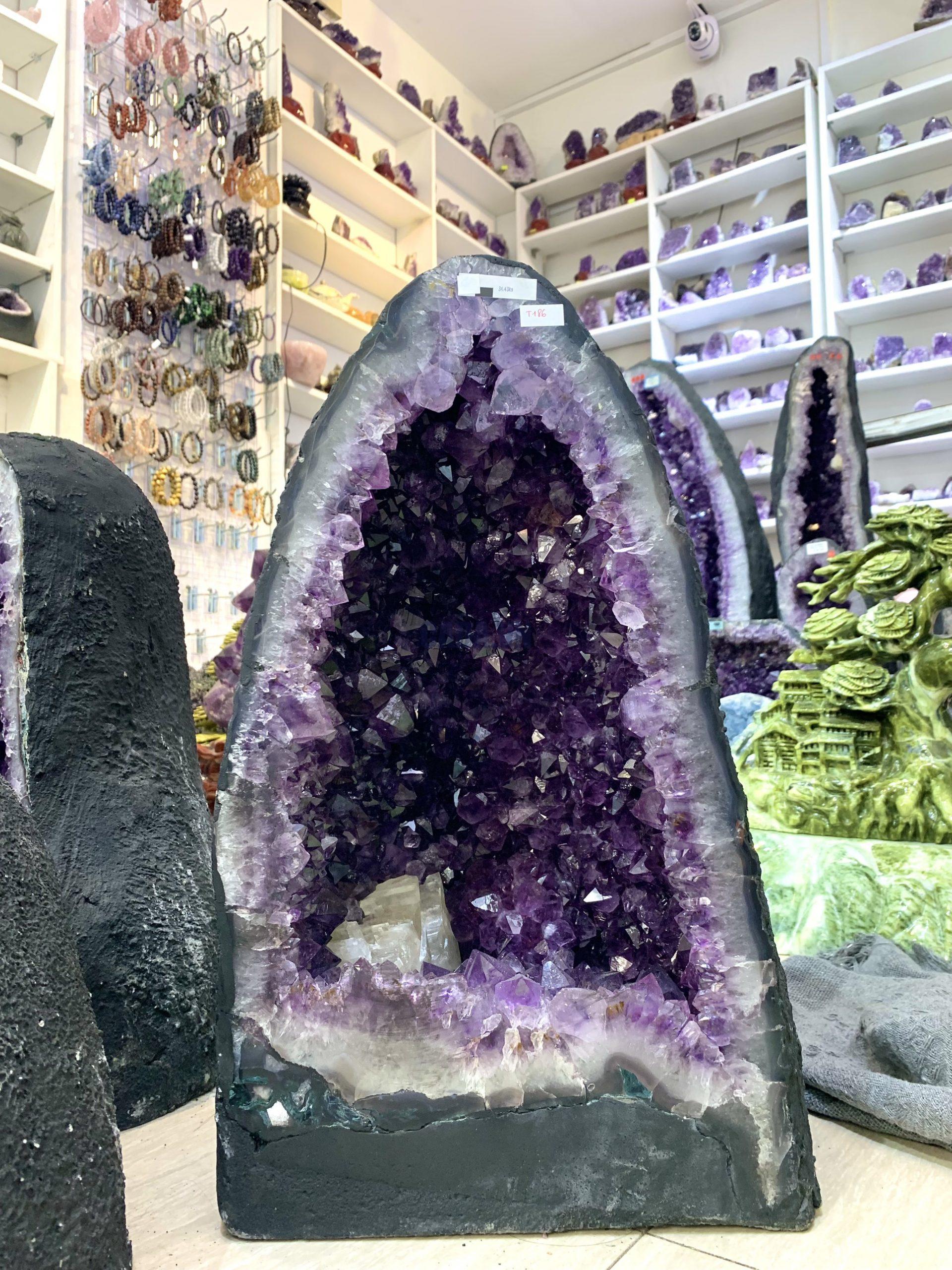 ĐỘNG THẠCH ANH TÍM BRAZIL (T186), KL: 34,43KG – KT: 48*27*24CM | CADA DECOR ĐỘNG THẠCH ANH TÍM BRAZIL (T186), KL: 34,43KG – KT: 48*27*24CM | CADA DECOR