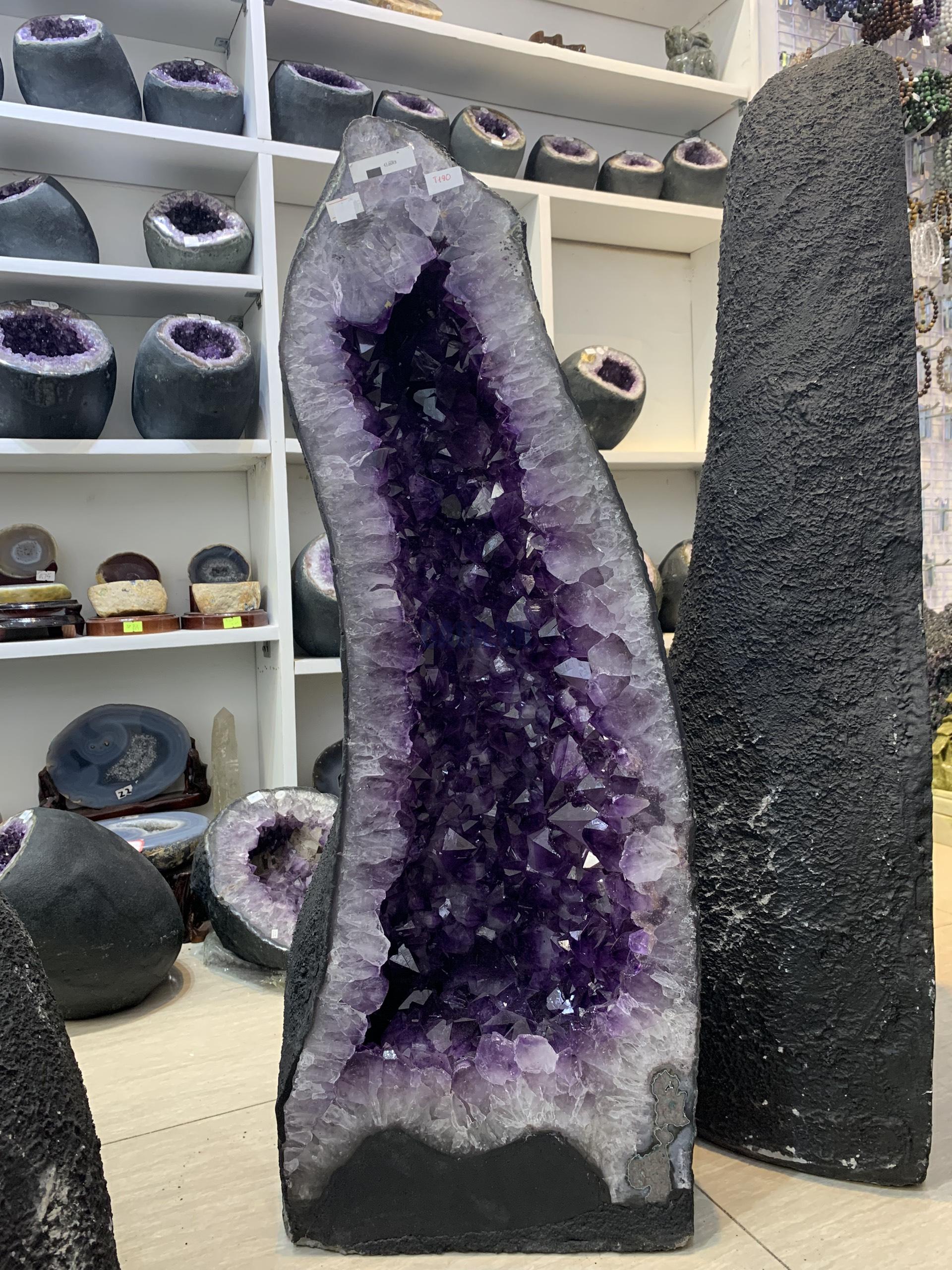 ĐỘNG THẠCH ANH TÍM BRAZIL (T190), KL: 41,6KG – KT: 72*26*20CM | CADA DECOR ĐỘNG THẠCH ANH TÍM BRAZIL (T190), KL: 41,6KG – KT: 72*26*20CM | CADA DECOR