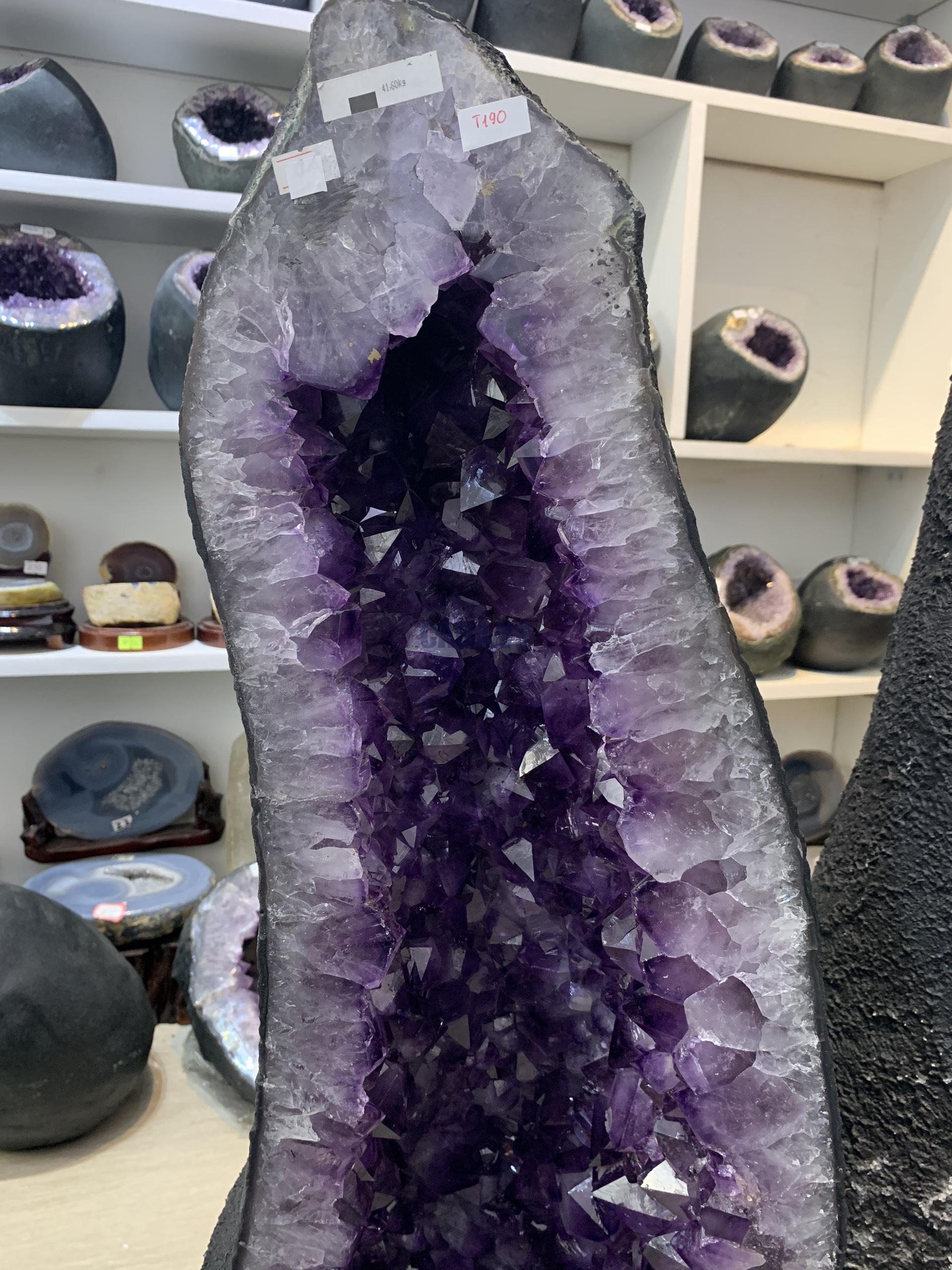 ĐỘNG THẠCH ANH TÍM BRAZIL (T190), KL: 41,6KG – KT: 72*26*20CM | CADA DECOR ĐỘNG THẠCH ANH TÍM BRAZIL (T190), KL: 41,6KG – KT: 72*26*20CM | CADA DECOR