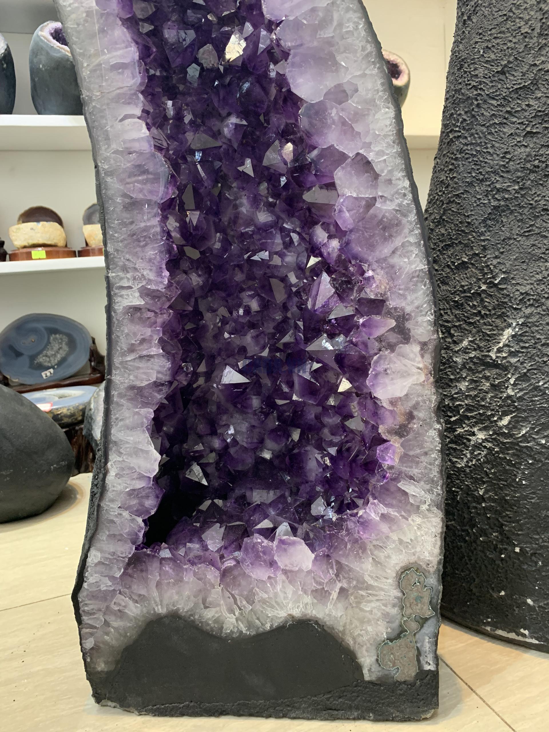 ĐỘNG THẠCH ANH TÍM BRAZIL (T190), KL: 41,6KG – KT: 72*26*20CM | CADA DECOR ĐỘNG THẠCH ANH TÍM BRAZIL (T190), KL: 41,6KG – KT: 72*26*20CM | CADA DECOR