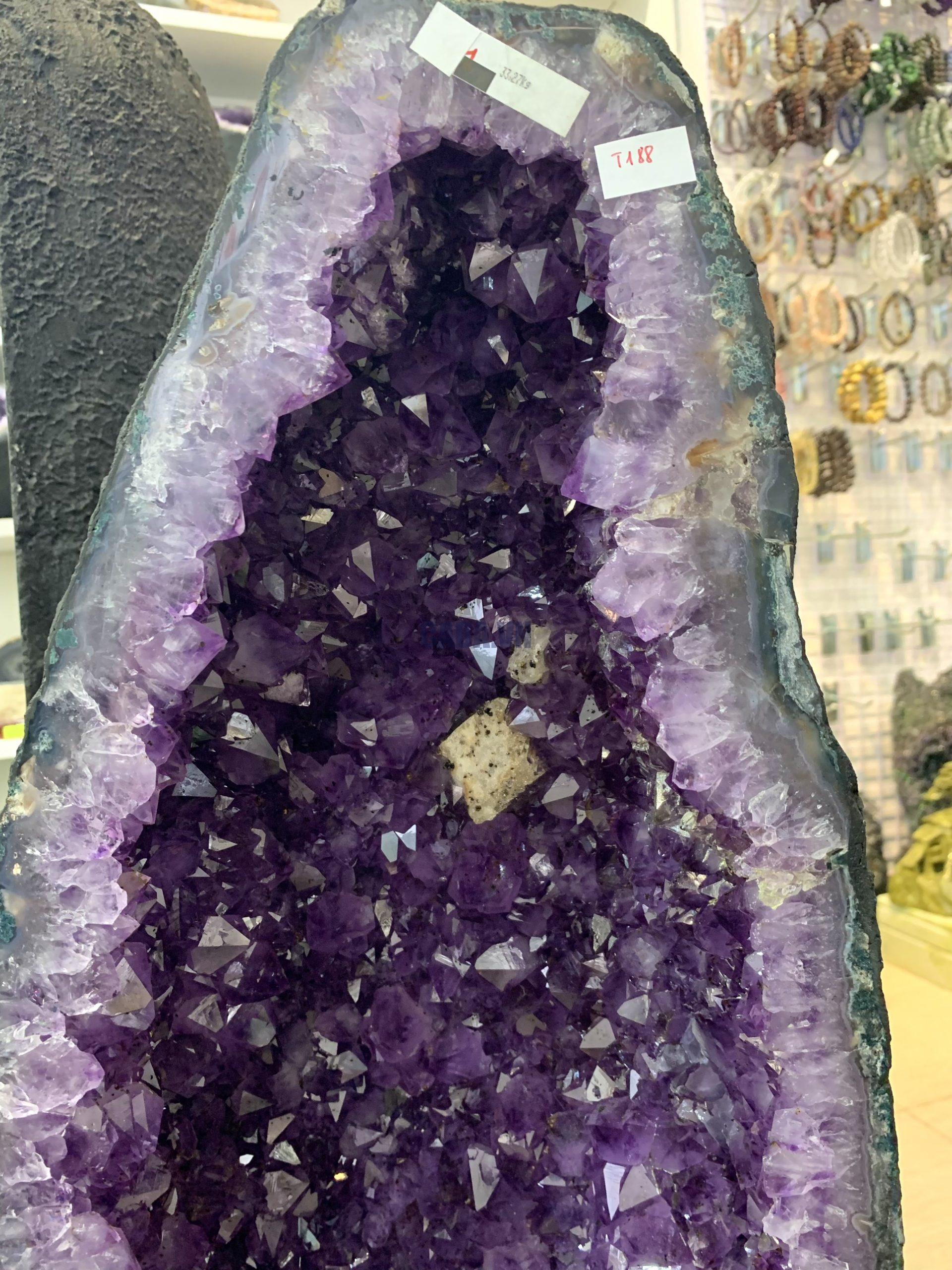 ĐỘNG THẠCH ANH TÍM BRAZIL (T188), KL: 33,27KG – KT: 65*25*22CM | CADA DECOR ĐỘNG THẠCH ANH TÍM BRAZIL (T188), KL: 33,27KG – KT: 65*25*22CM | CADA DECOR