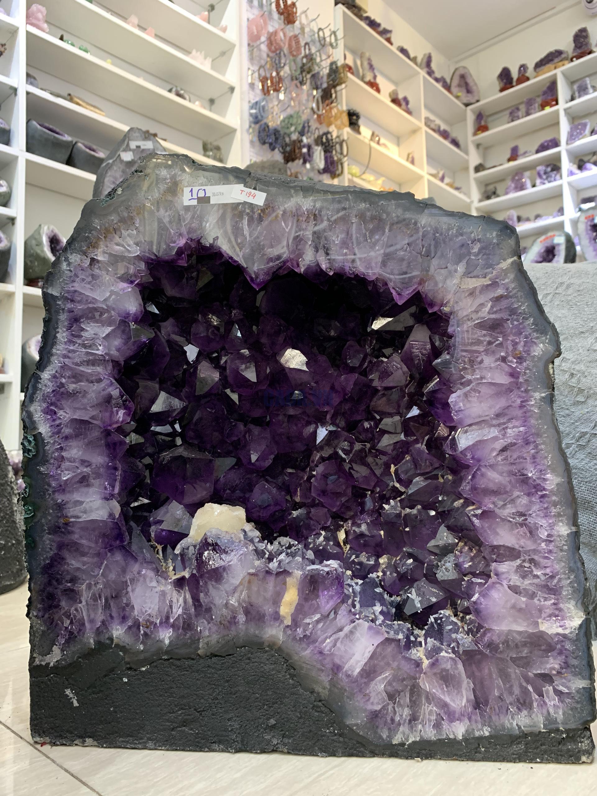 ĐỘNG THẠCH ANH TÍM BRAZIL (T194), KL: 30,07KG – KT: 38*35*17CM | CADA DECOR ĐỘNG THẠCH ANH TÍM BRAZIL (T194), KL: 30,07KG – KT: 38*35*17CM | CADA DECOR