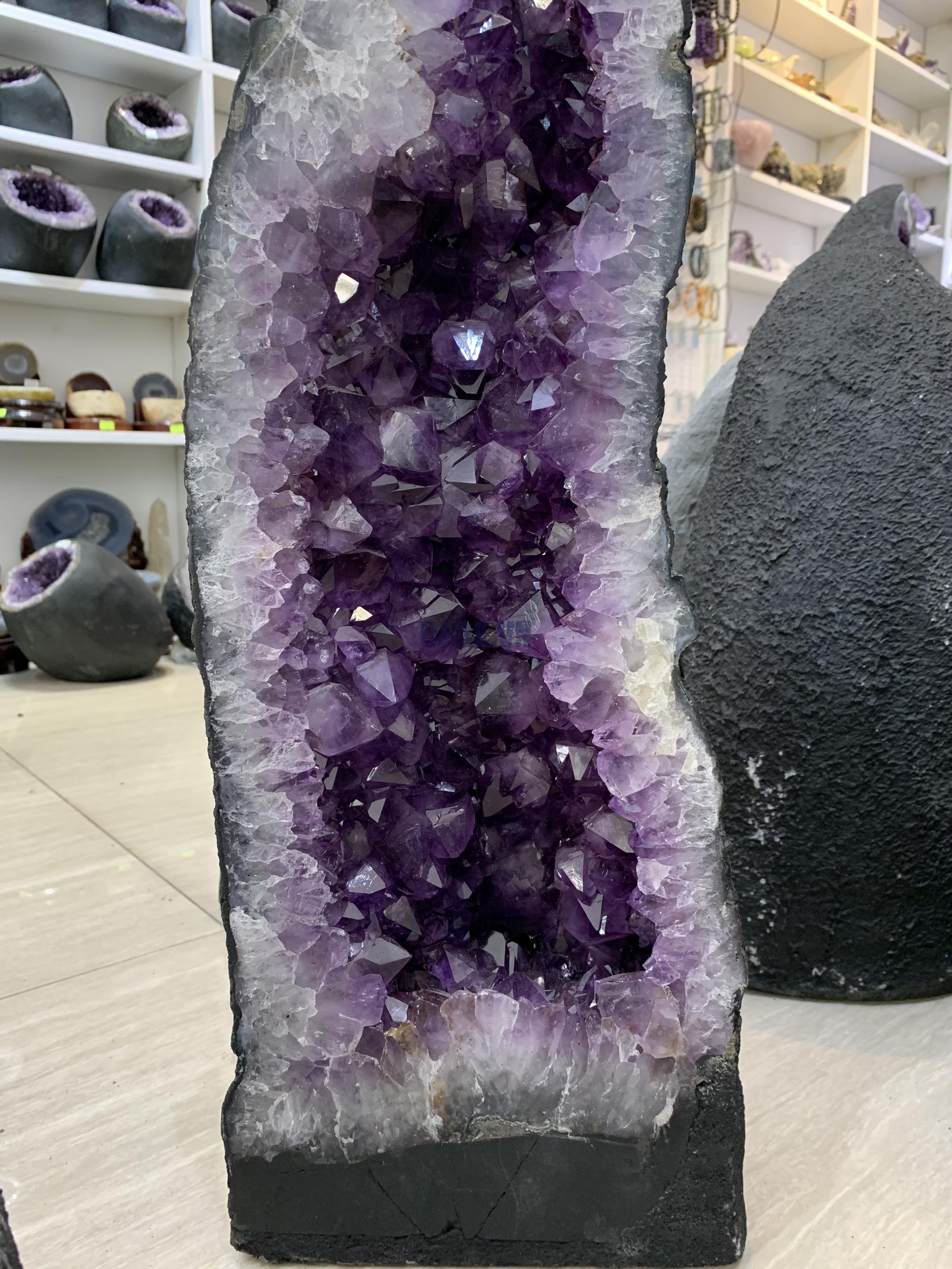 ĐỘNG THẠCH ANH TÍM BRAZIL (T197), KL: 20,93KG – KT: 59*19*17CM | CADA DECOR ĐỘNG THẠCH ANH TÍM BRAZIL (T197), KL: 20,93KG – KT: 59*19*17CM | CADA DECOR