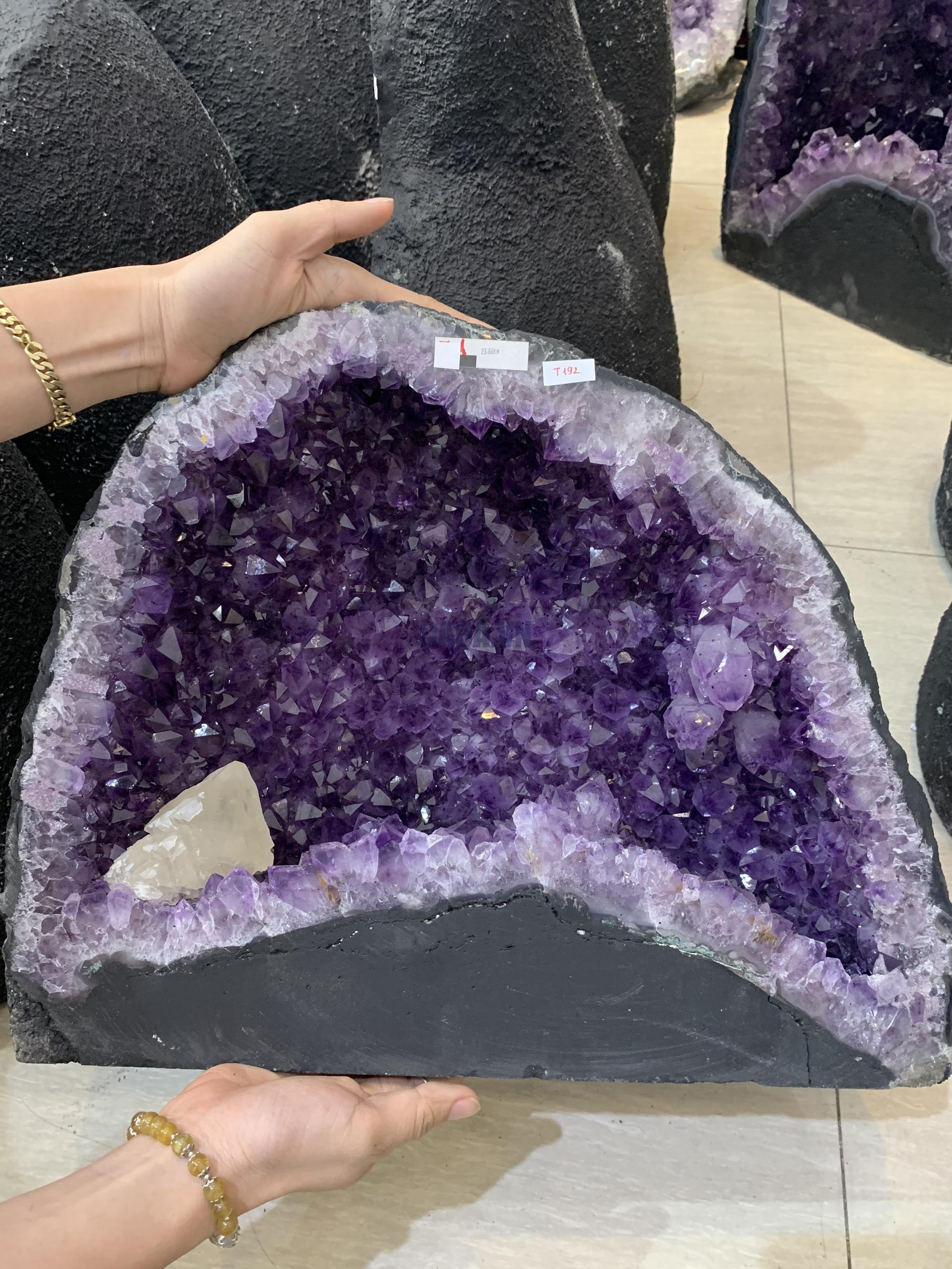 ĐỘNG THẠCH ANH TÍM BRAZIL (T192), KL: 23,66KG – KT: 34*38*18CM | CADA DECOR ĐỘNG THẠCH ANH TÍM BRAZIL (T192), KL: 23,66KG – KT: 34*38*18CM | CADA DECOR