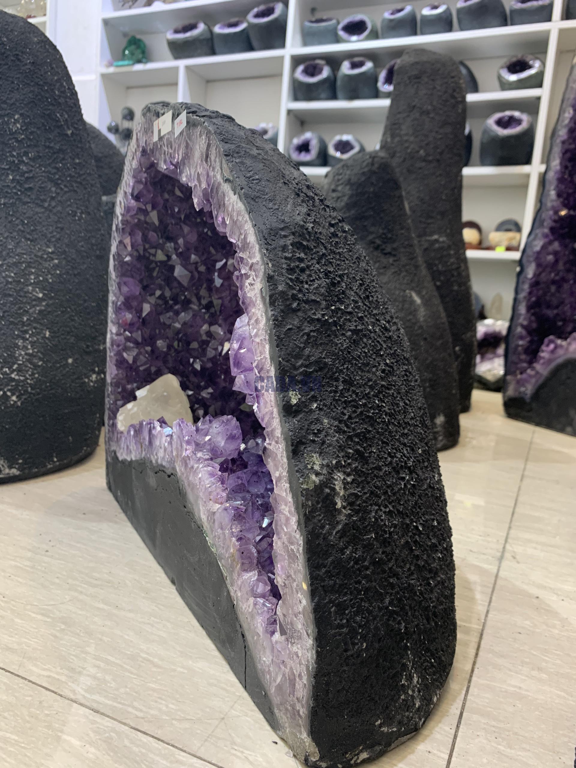 ĐỘNG THẠCH ANH TÍM BRAZIL (T192), KL: 23,66KG – KT: 34*38*18CM | CADA DECOR ĐỘNG THẠCH ANH TÍM BRAZIL (T192), KL: 23,66KG – KT: 34*38*18CM | CADA DECOR