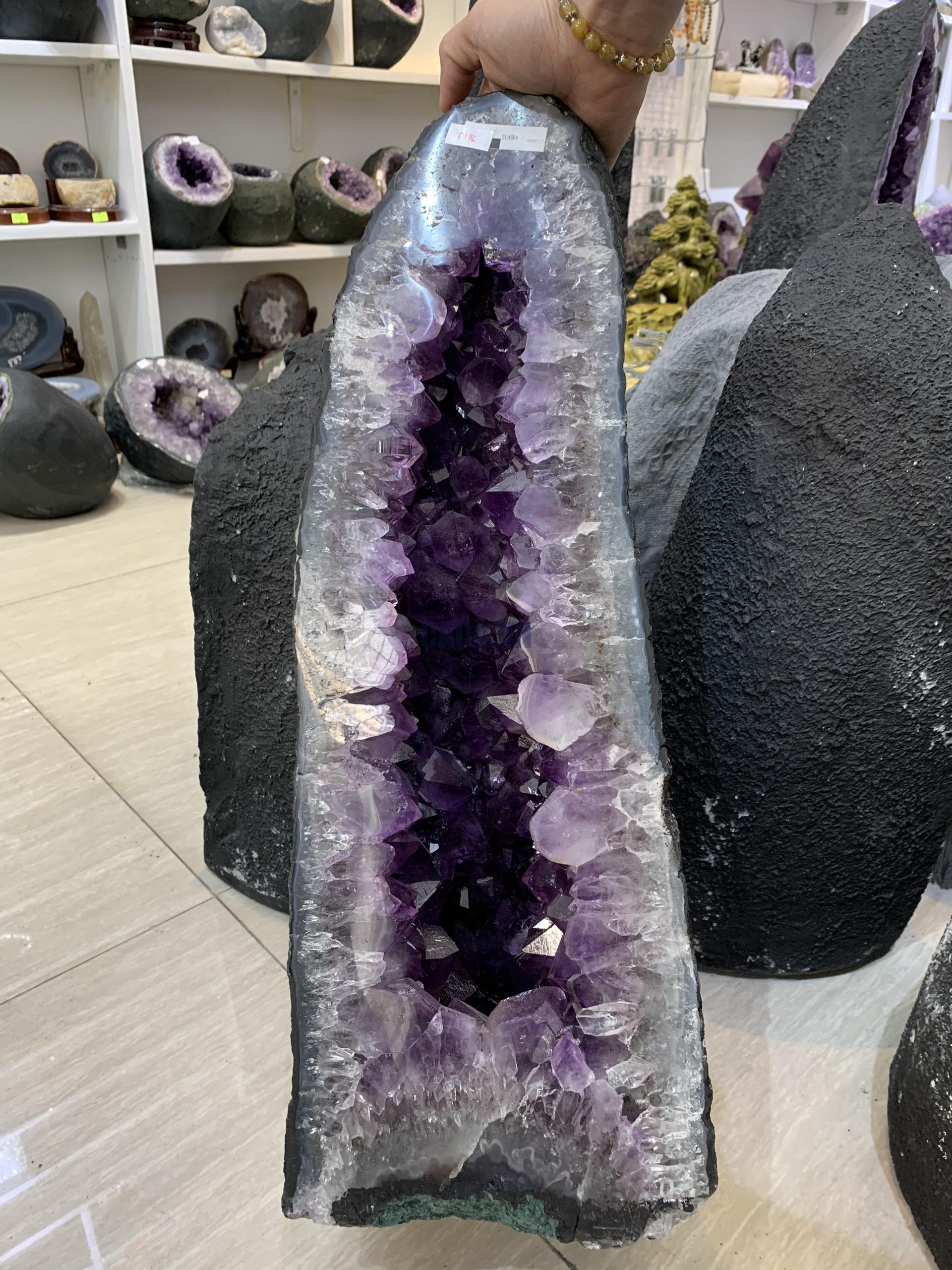 ĐỘNG THẠCH ANH TÍM BRAZIL (T196), KL: 21,4KG – KT: 53*18*17CM | CADA DECOR ĐỘNG THẠCH ANH TÍM BRAZIL (T196), KL: 21,4KG – KT: 53*18*17CM | CADA DECOR