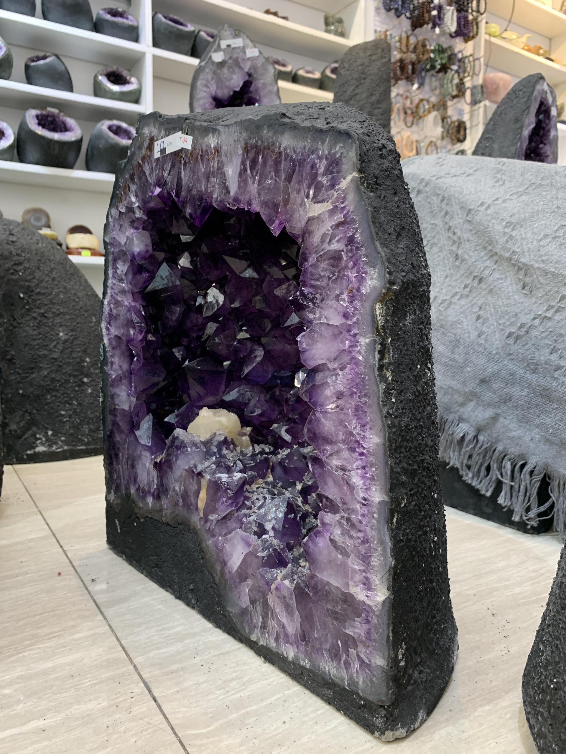 ĐỘNG THẠCH ANH TÍM BRAZIL (T194), KL: 30,07KG – KT: 38*35*17CM | CADA DECOR ĐỘNG THẠCH ANH TÍM BRAZIL (T194), KL: 30,07KG – KT: 38*35*17CM | CADA DECOR