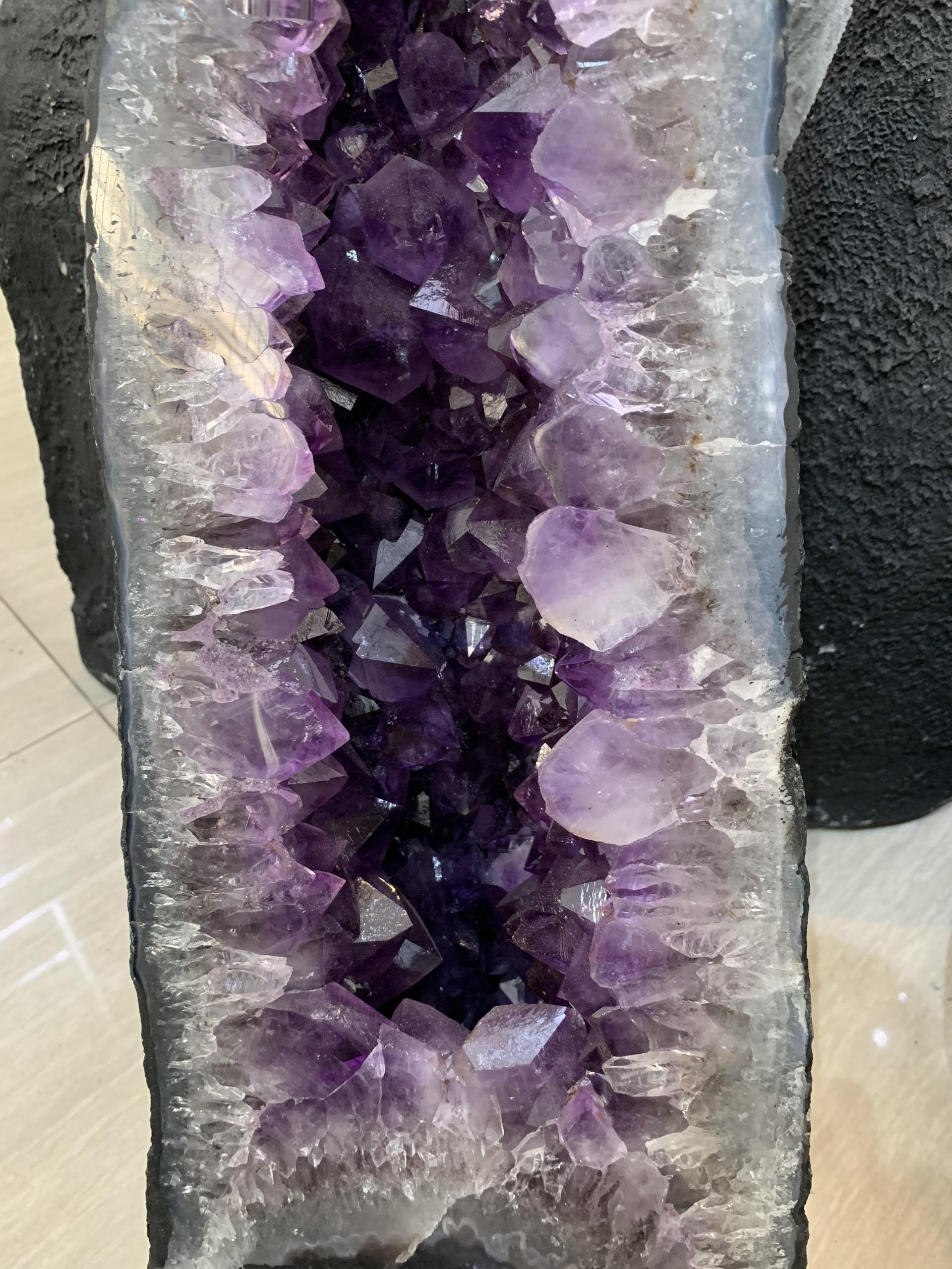 ĐỘNG THẠCH ANH TÍM BRAZIL (T196), KL: 21,4KG – KT: 53*18*17CM | CADA DECOR ĐỘNG THẠCH ANH TÍM BRAZIL (T196), KL: 21,4KG – KT: 53*18*17CM | CADA DECOR