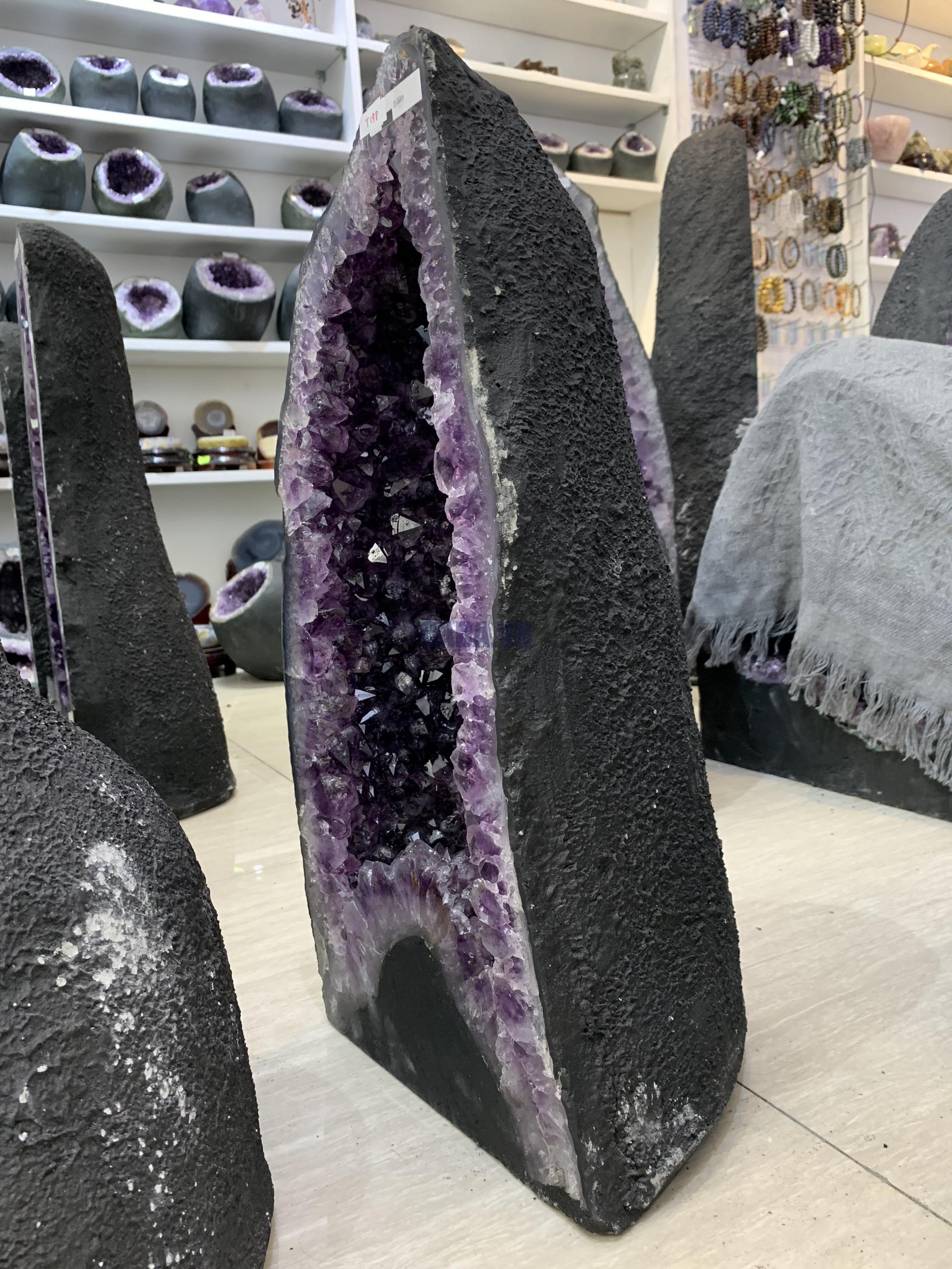 ĐỘNG THẠCH ANH TÍM BRAZIL (T198), KL: 21,56KG – KT: 49*22*22CM | CADA DECOR ĐỘNG THẠCH ANH TÍM BRAZIL (T198), KL: 21,56KG – KT: 49*22*22CM | CADA DECOR