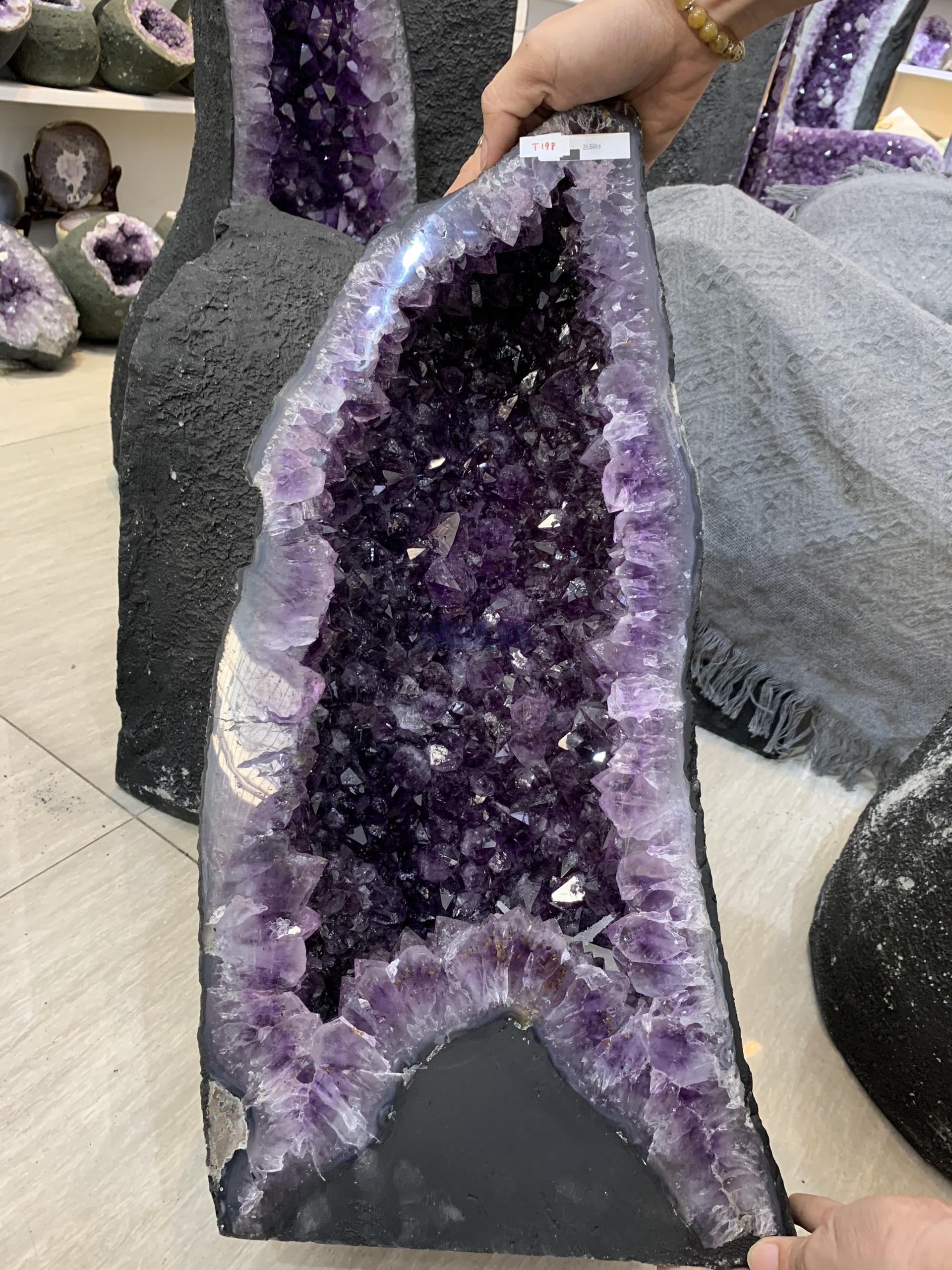 ĐỘNG THẠCH ANH TÍM BRAZIL (T198), KL: 21,56KG – KT: 49*22*22CM | CADA DECOR ĐỘNG THẠCH ANH TÍM BRAZIL (T198), KL: 21,56KG – KT: 49*22*22CM | CADA DECOR