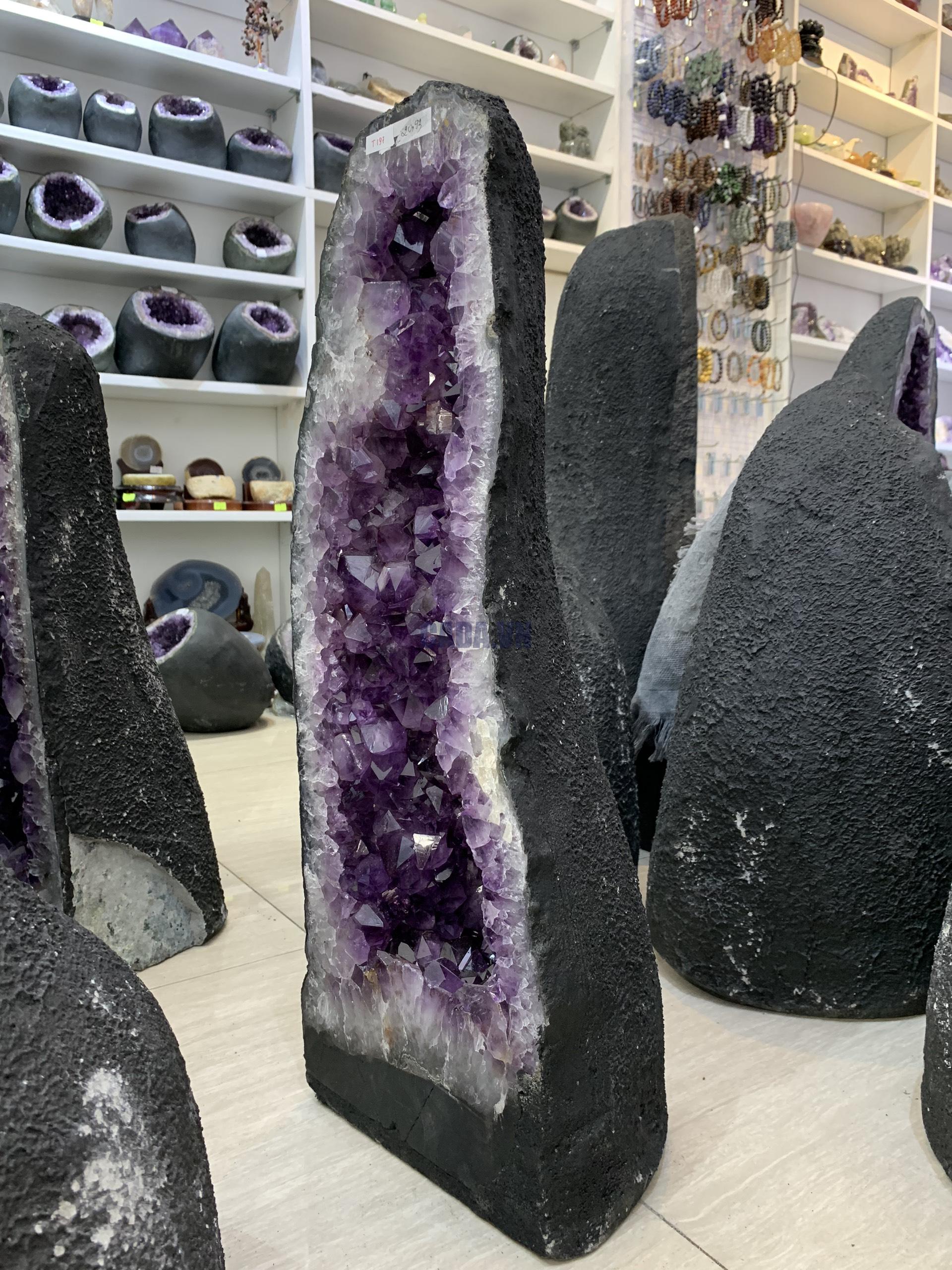 ĐỘNG THẠCH ANH TÍM BRAZIL (T197), KL: 20,93KG – KT: 59*19*17CM | CADA DECOR ĐỘNG THẠCH ANH TÍM BRAZIL (T197), KL: 20,93KG – KT: 59*19*17CM | CADA DECOR