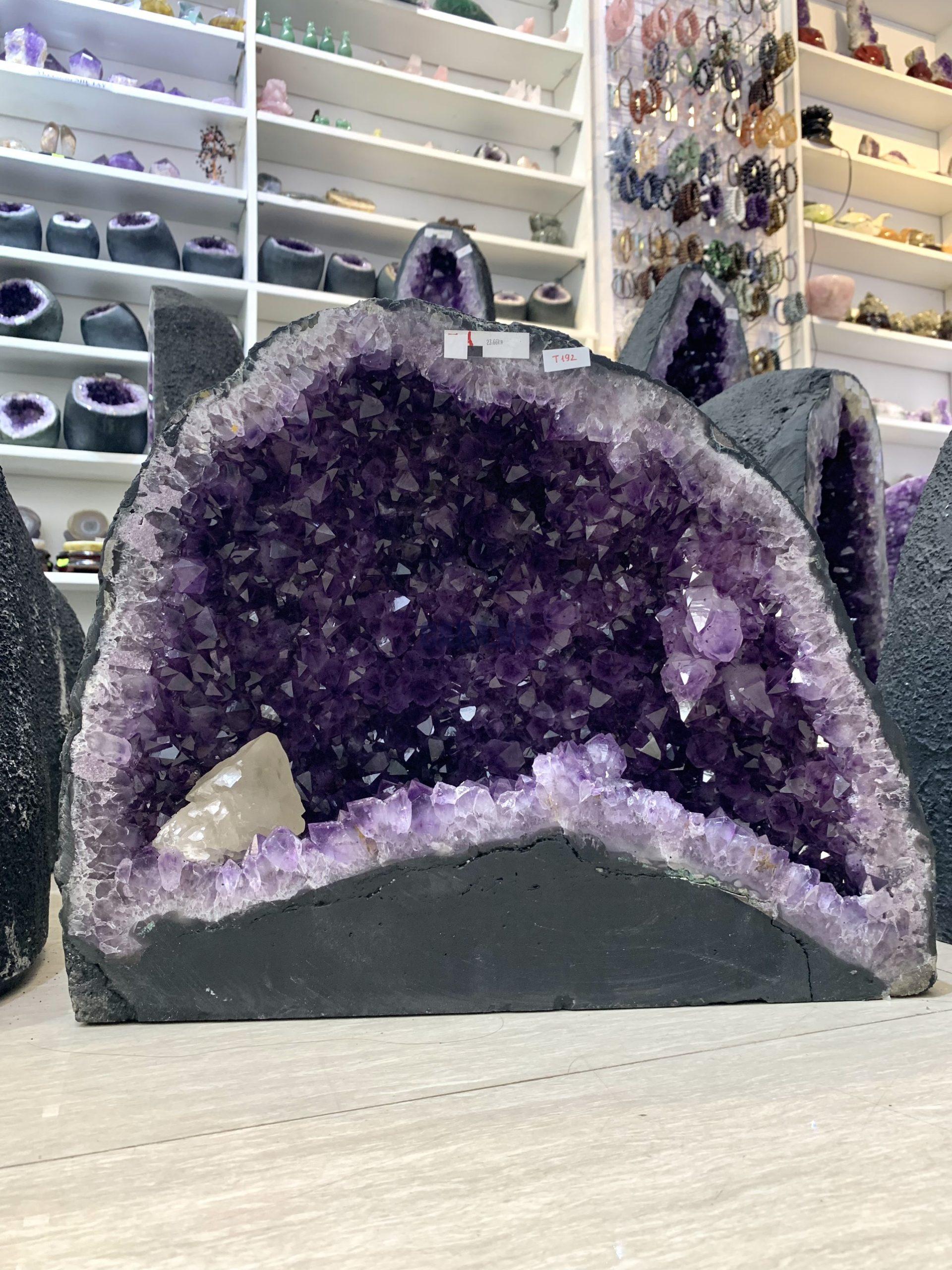 ĐỘNG THẠCH ANH TÍM BRAZIL (T192), KL: 23,66KG – KT: 34*38*18CM | CADA DECOR ĐỘNG THẠCH ANH TÍM BRAZIL (T192), KL: 23,66KG – KT: 34*38*18CM | CADA DECOR