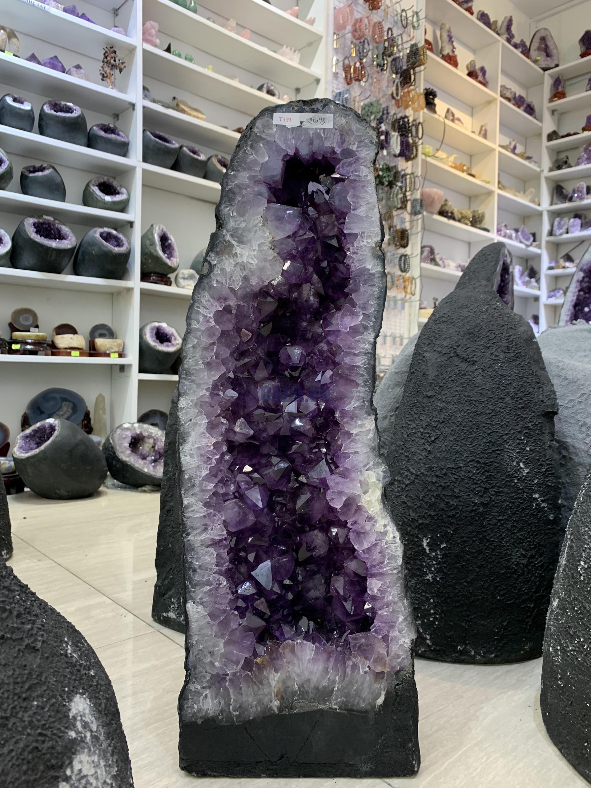 ĐỘNG THẠCH ANH TÍM BRAZIL (T197), KL: 20,93KG – KT: 59*19*17CM | CADA DECOR ĐỘNG THẠCH ANH TÍM BRAZIL (T197), KL: 20,93KG – KT: 59*19*17CM | CADA DECOR