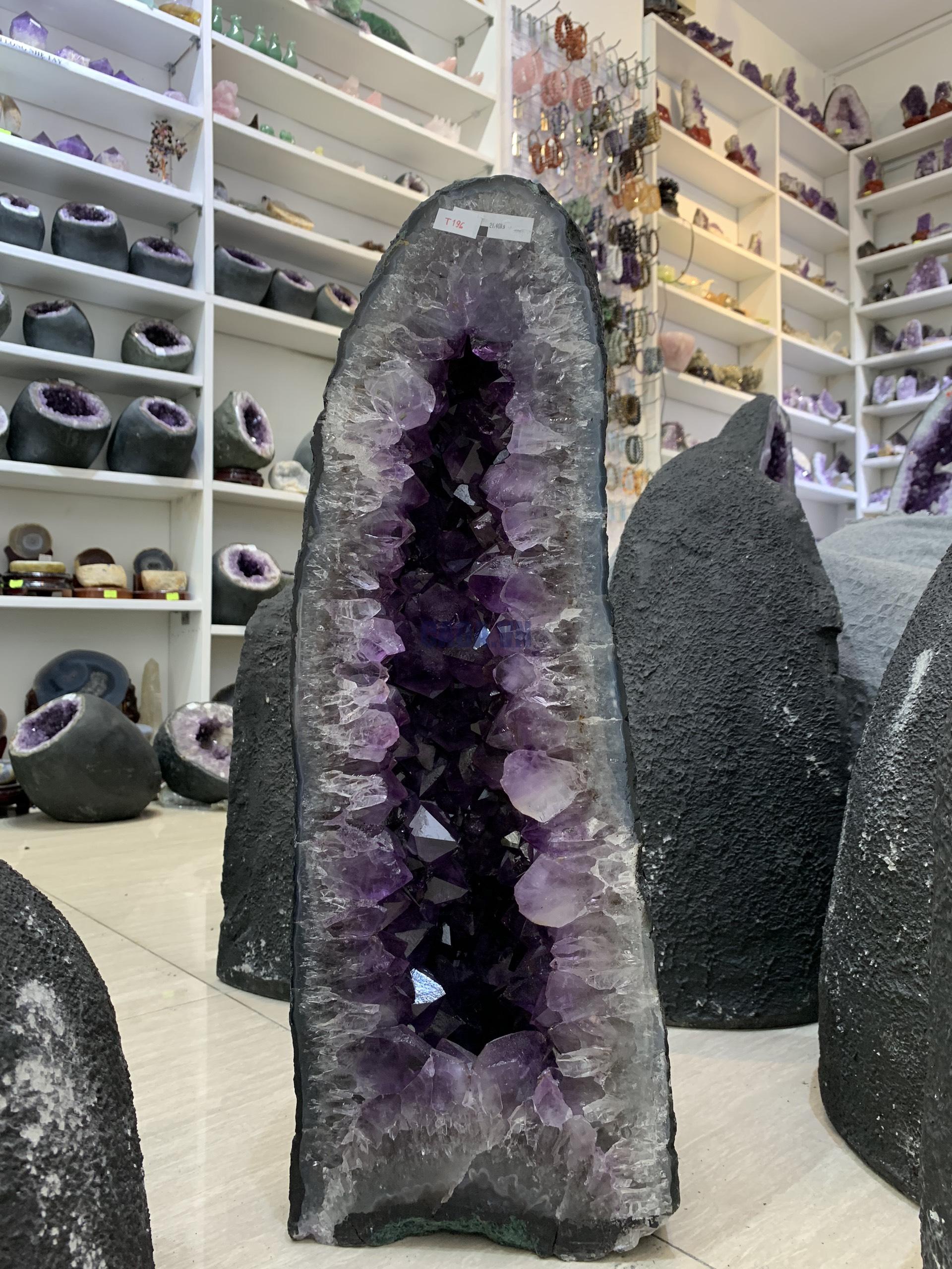 ĐỘNG THẠCH ANH TÍM BRAZIL (T196), KL: 21,4KG – KT: 53*18*17CM | CADA DECOR ĐỘNG THẠCH ANH TÍM BRAZIL (T196), KL: 21,4KG – KT: 53*18*17CM | CADA DECOR