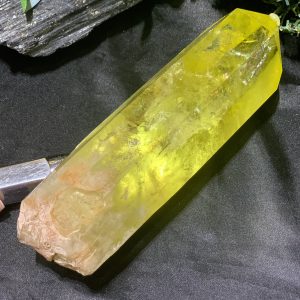 TRỤ THẠCH ANH VÀNG – KT: 21*7,5CM, KL: 1,496KG (TK104)