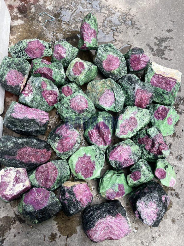 Đá thô Ruby in Zoisite