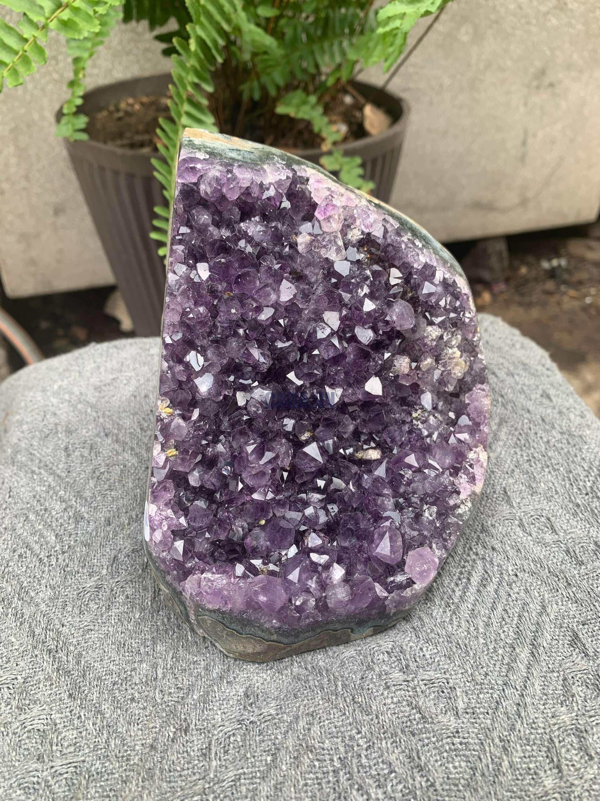 HỐC THẠCH ANH TÍM NHỎ – SMALL AMETHYST GEODE (TV550), KL: 1,514KG, KT: 15*11,5CM