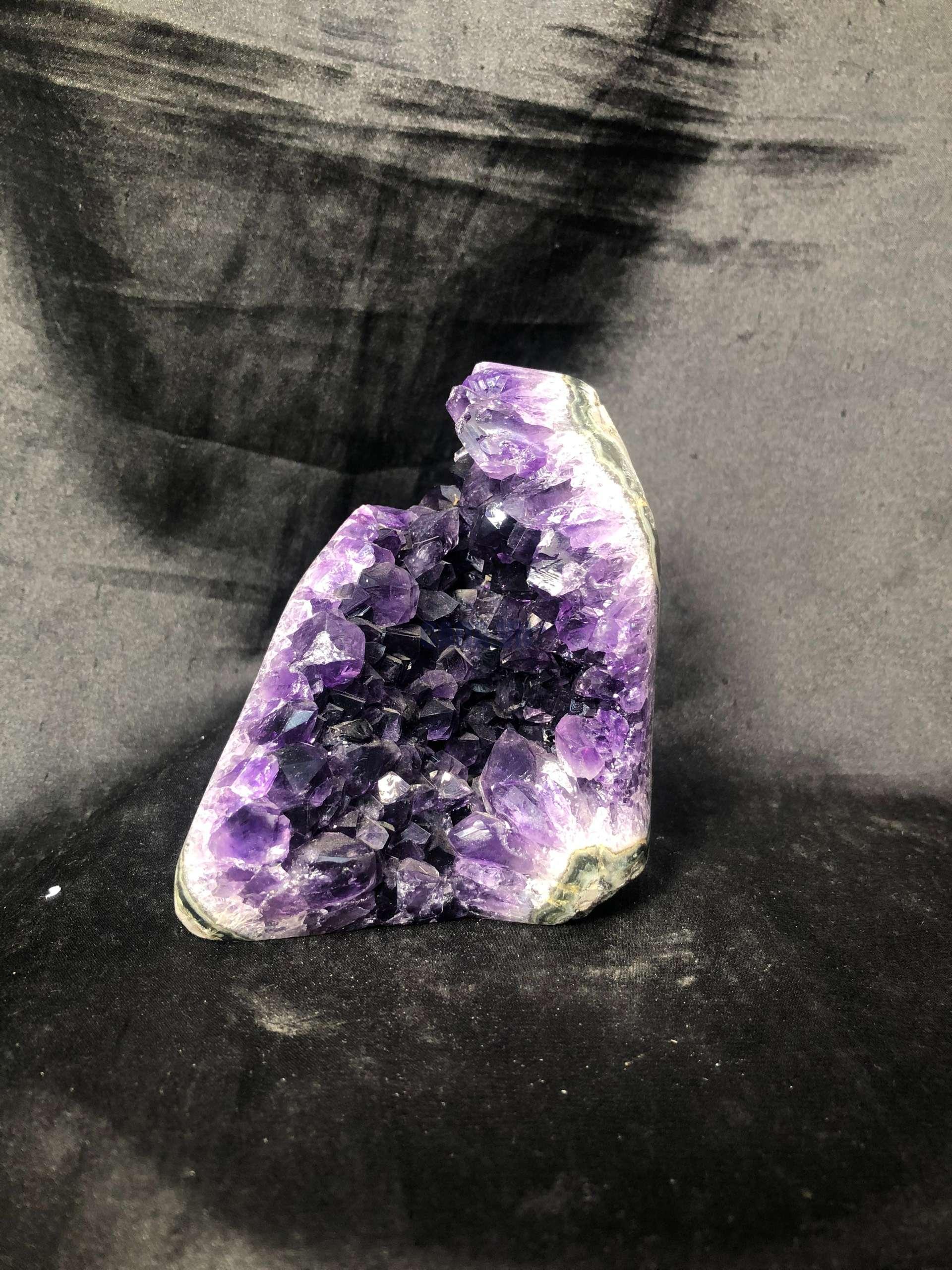 HỐC THẠCH ANH TÍM NHỎ – SMALL AMETHYST GEODE (TV593), KL: 0,538KG, KT: 8,5*7,7CM